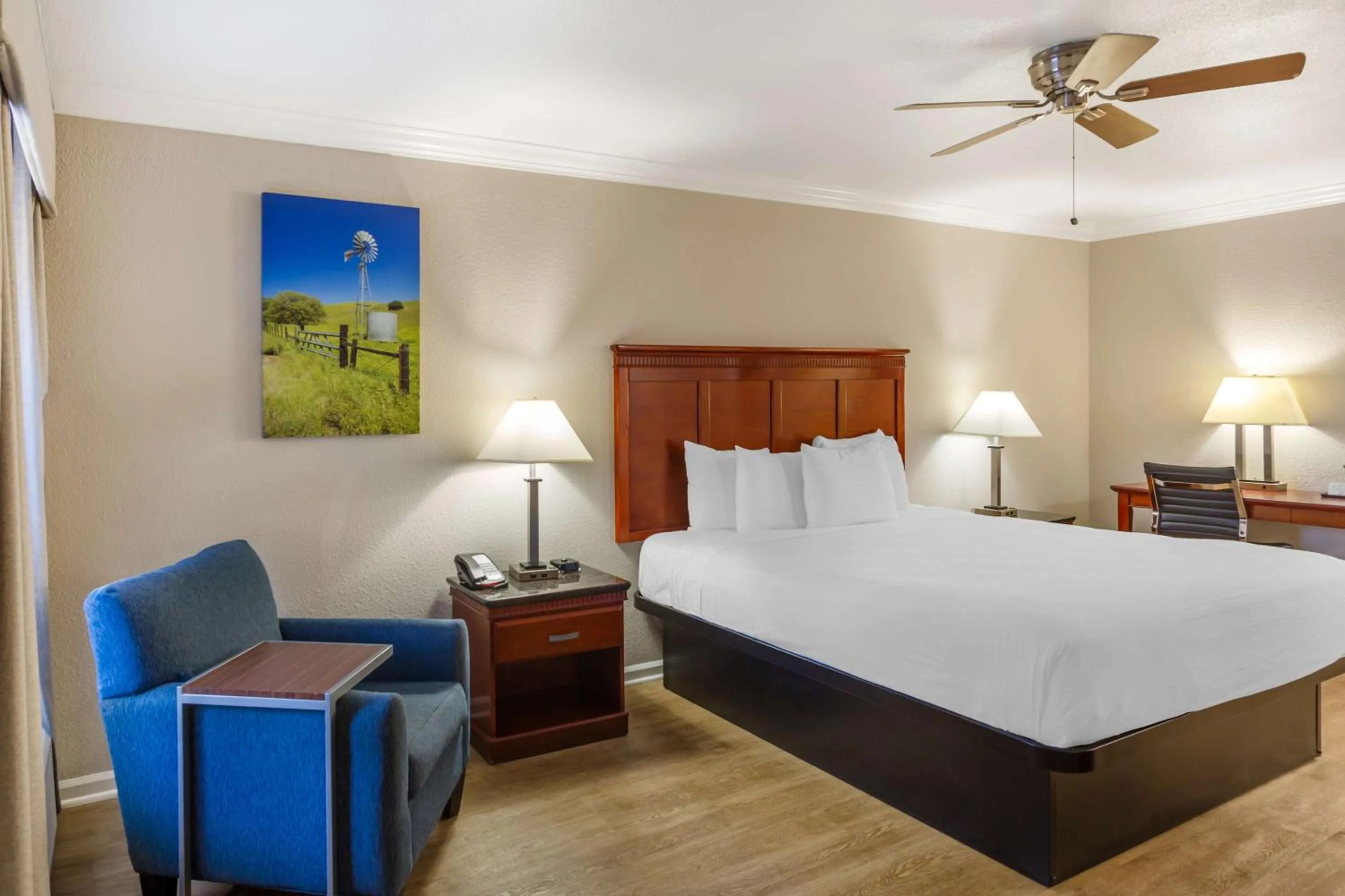 Bedroom, Bed in Best Western Heritage Inn