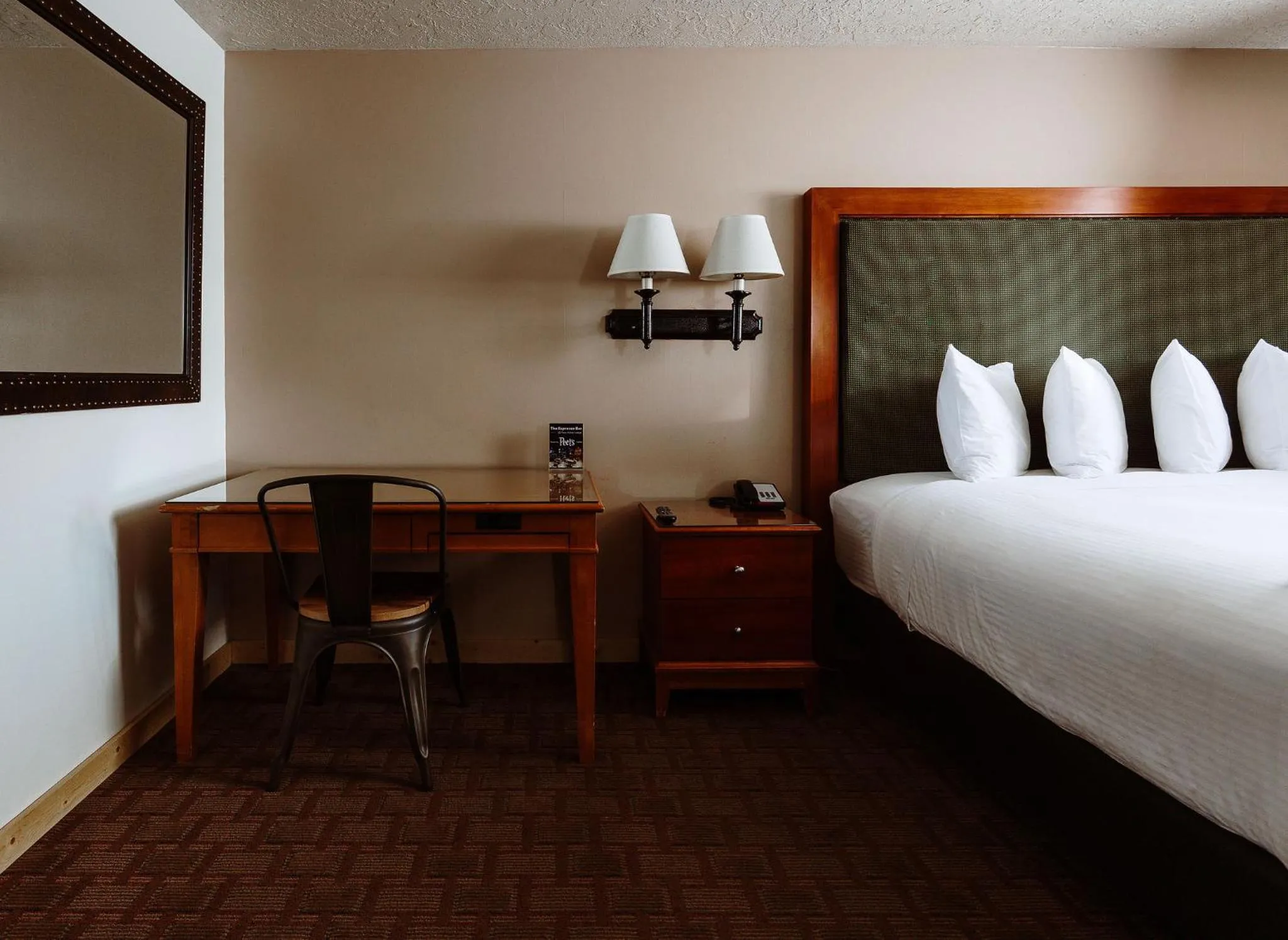 Bedroom, Bed in Taos Valley Lodge