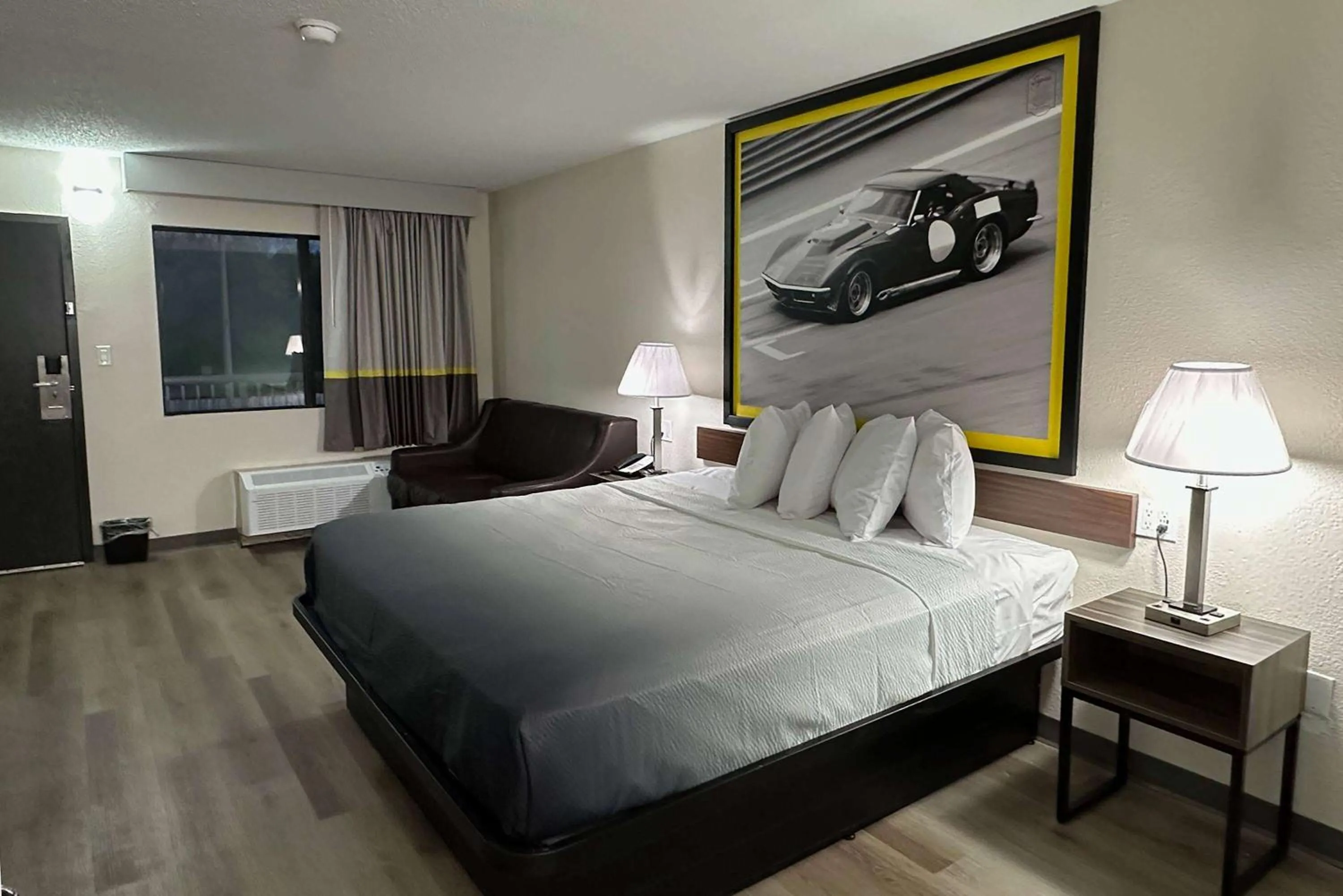 Photo of the whole room in Super 8 by Wyndham Kannapolis