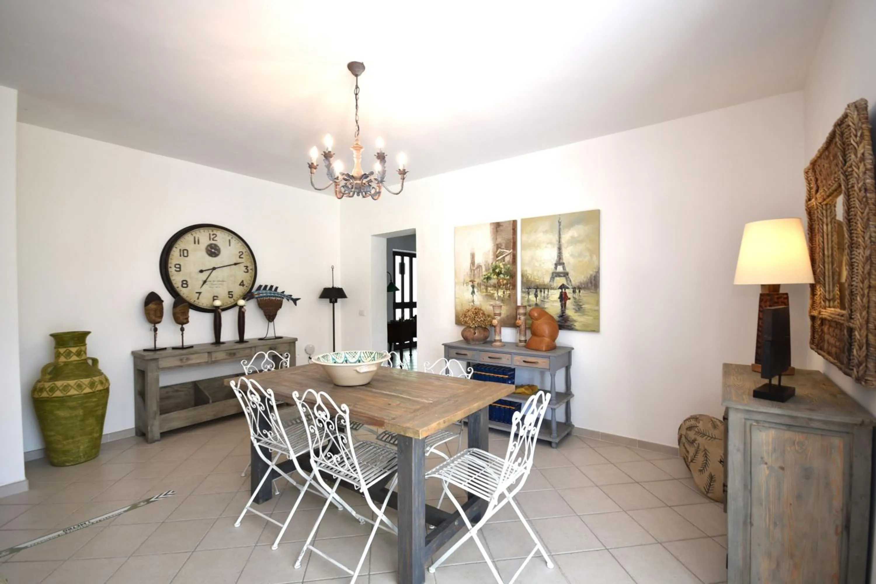 Communal lounge/ TV room in Domus Olea