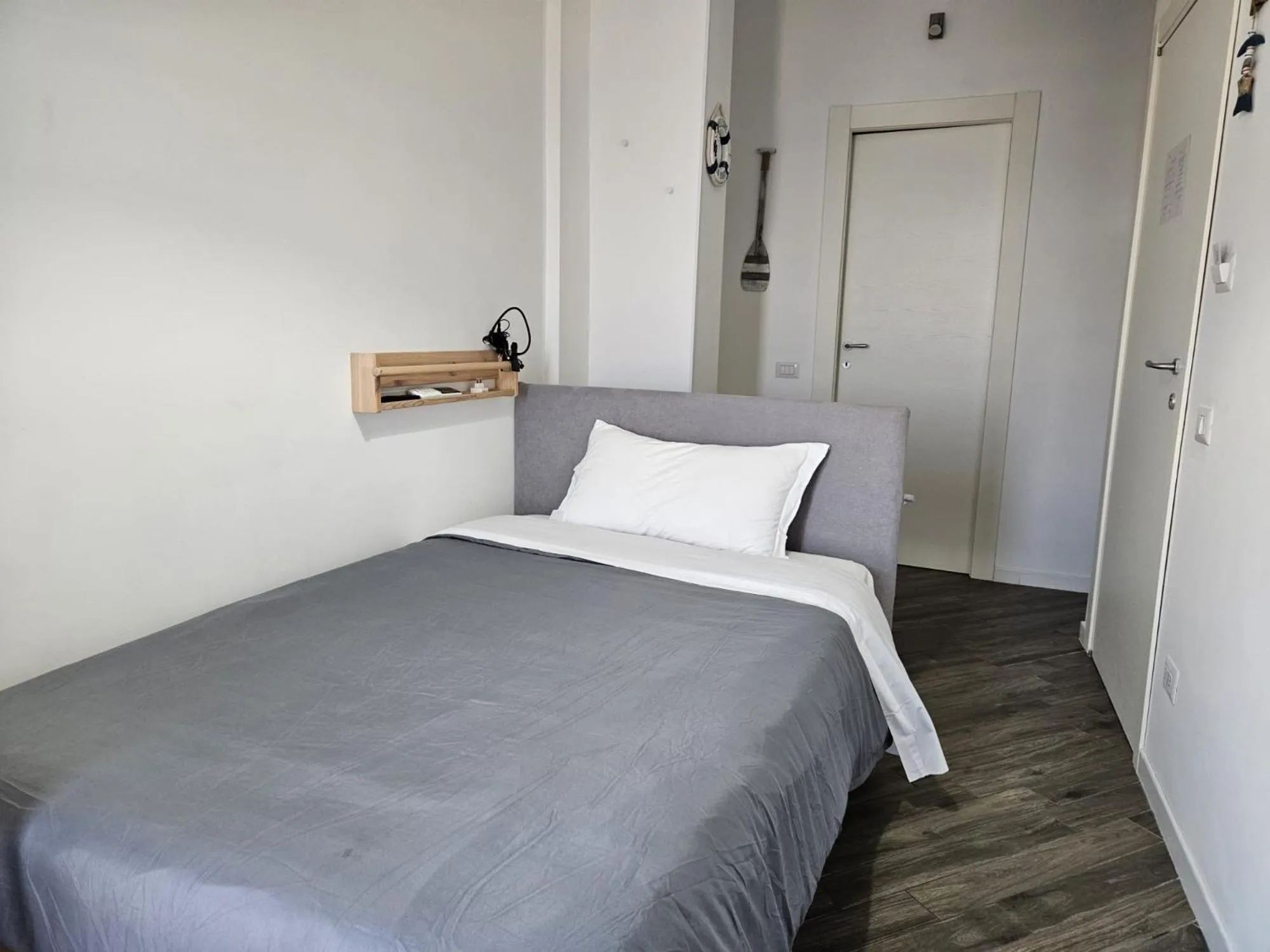 Single Room in Be Your Home - Guest House Colors