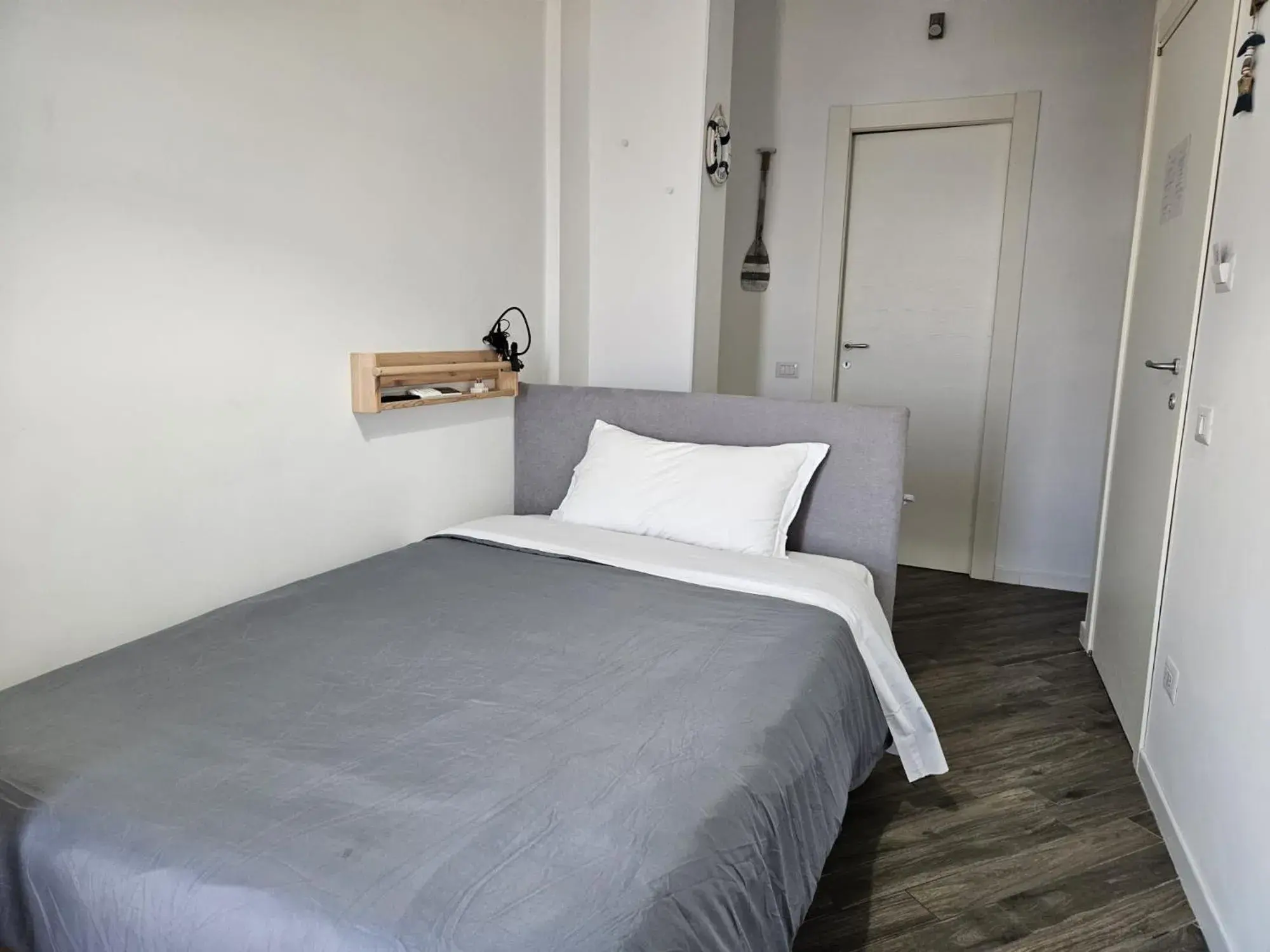 Single Room in Be Your Home - Guest House Colors Single Room in Be Your Home - Guest House Colors