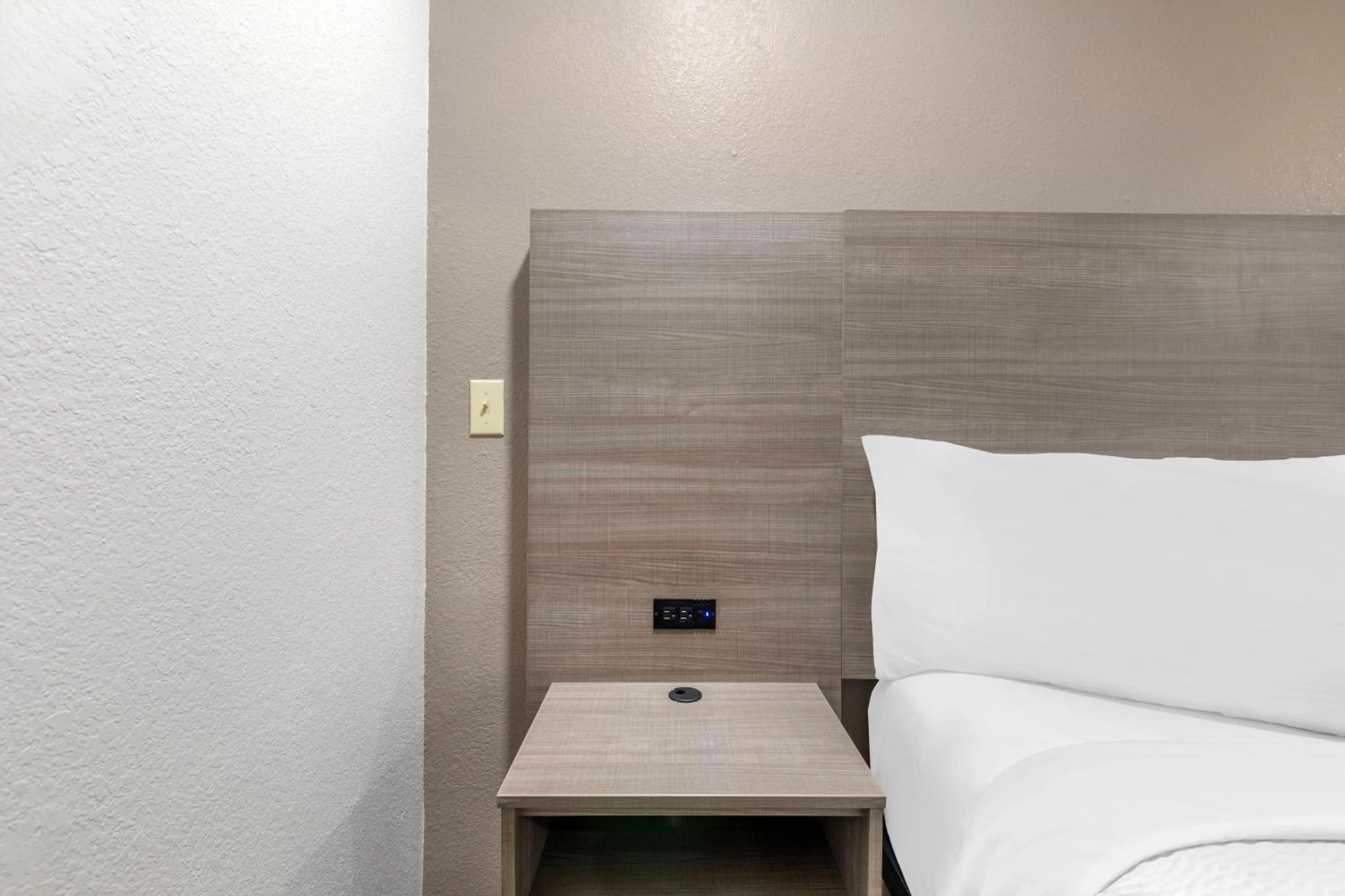 Bedroom, Bed in Red Roof Inn Suffolk