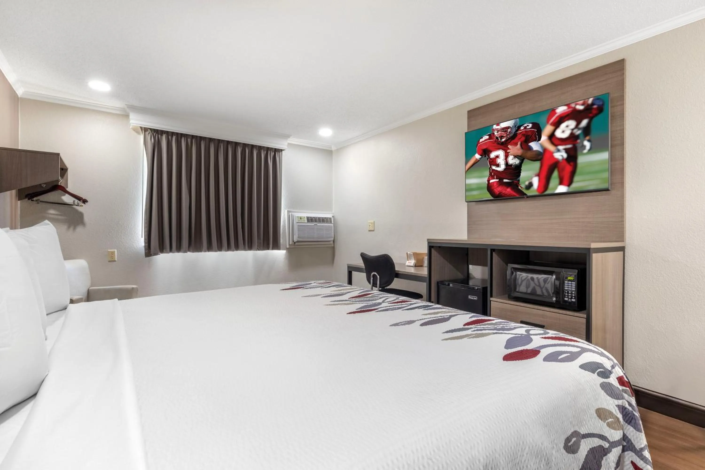 Bedroom, Bed in Red Roof Inn Suffolk