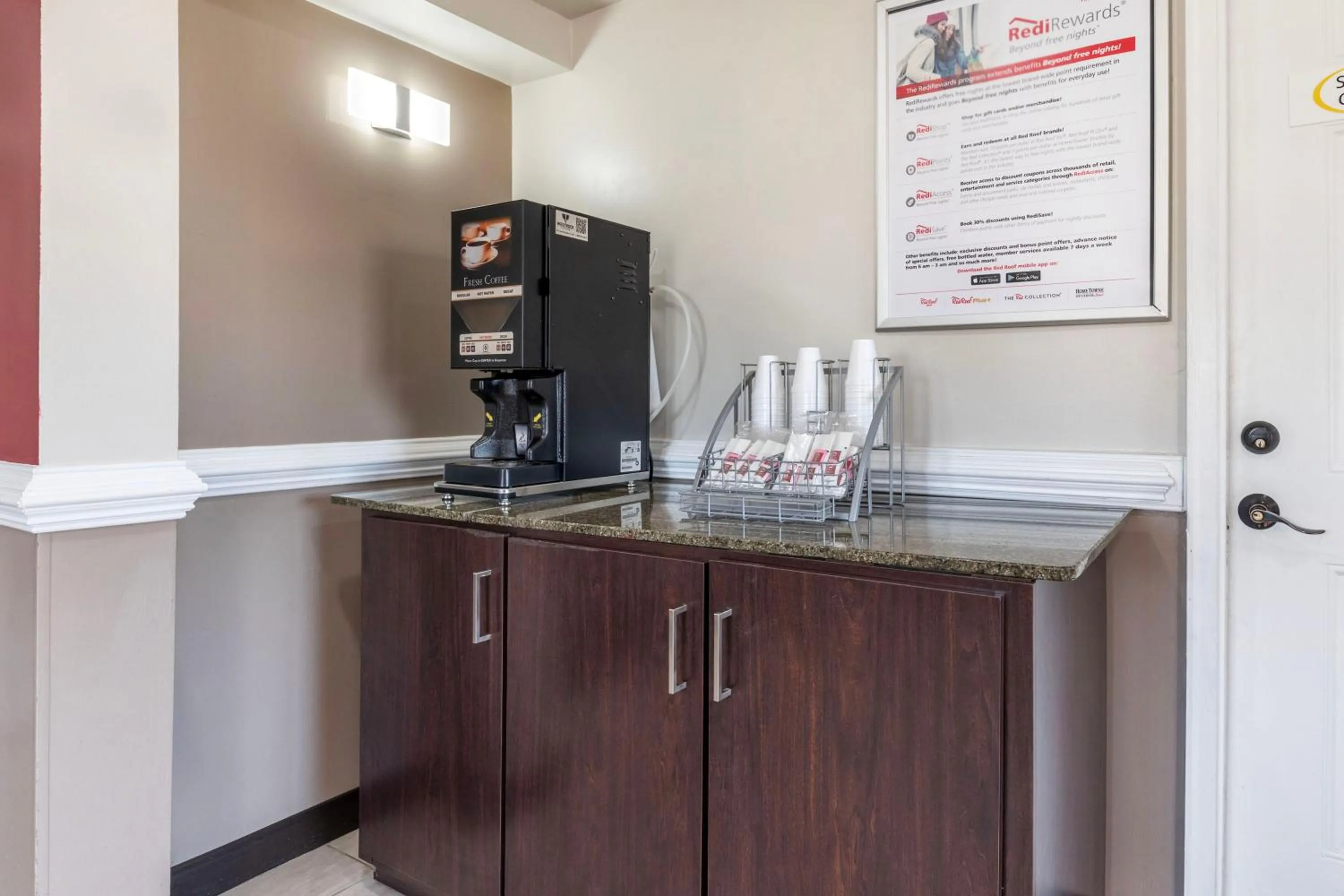 Coffee/tea facilities in Red Roof Inn Suffolk