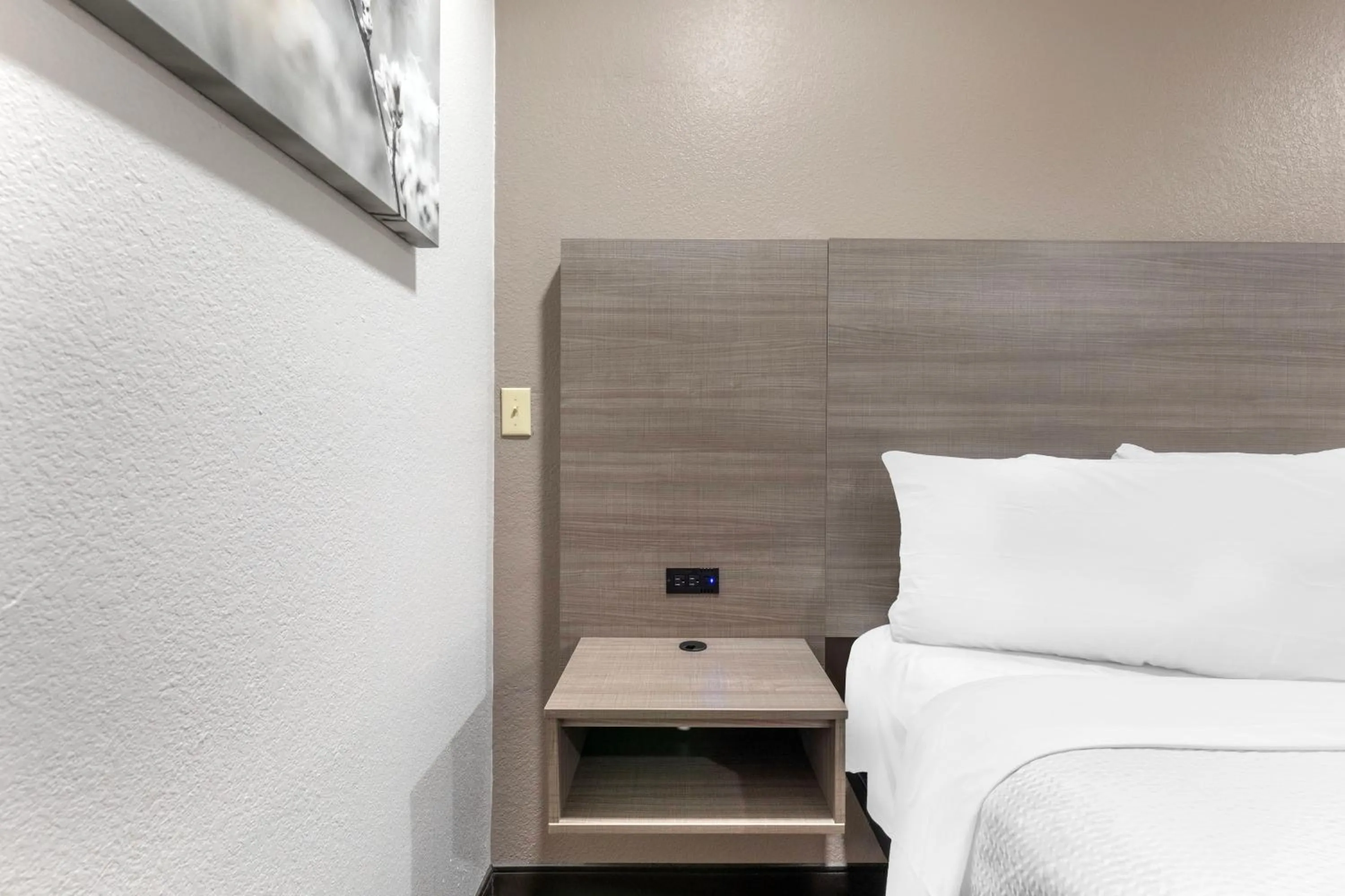 Bedroom, Bed in Red Roof Inn Suffolk