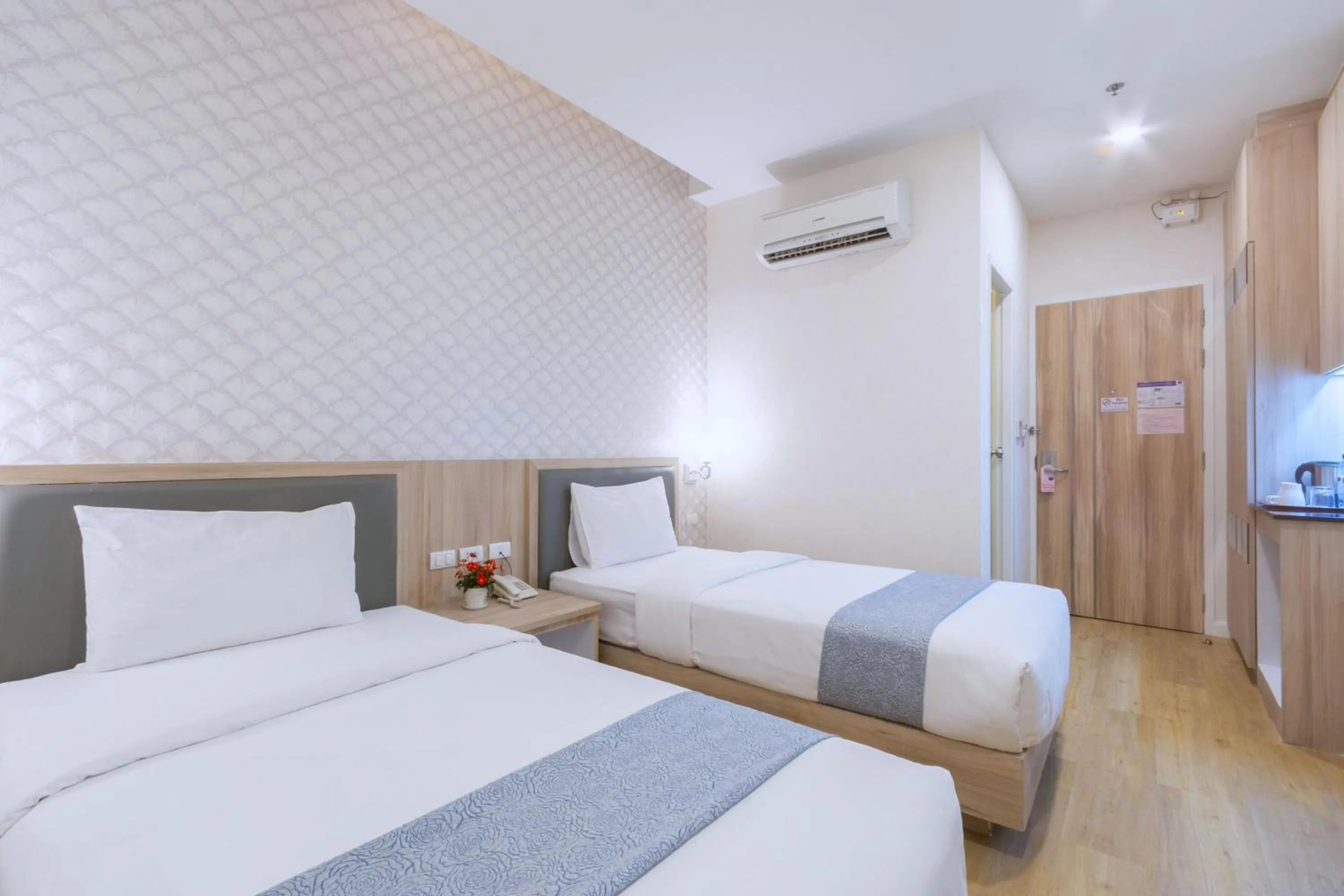 Bedroom, Bed in Leela Orchid Hotel