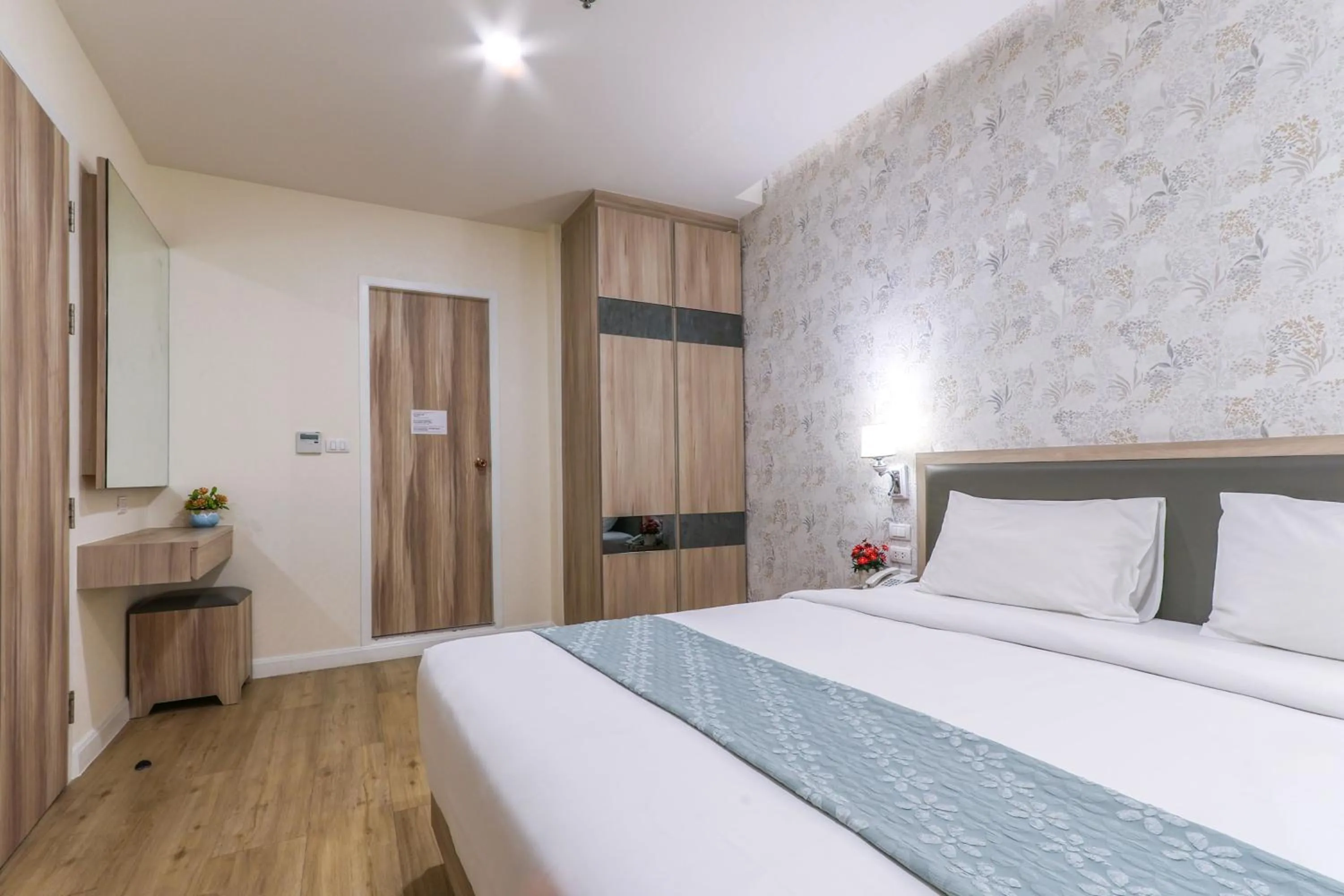 Bedroom, Bed in Leela Orchid Hotel