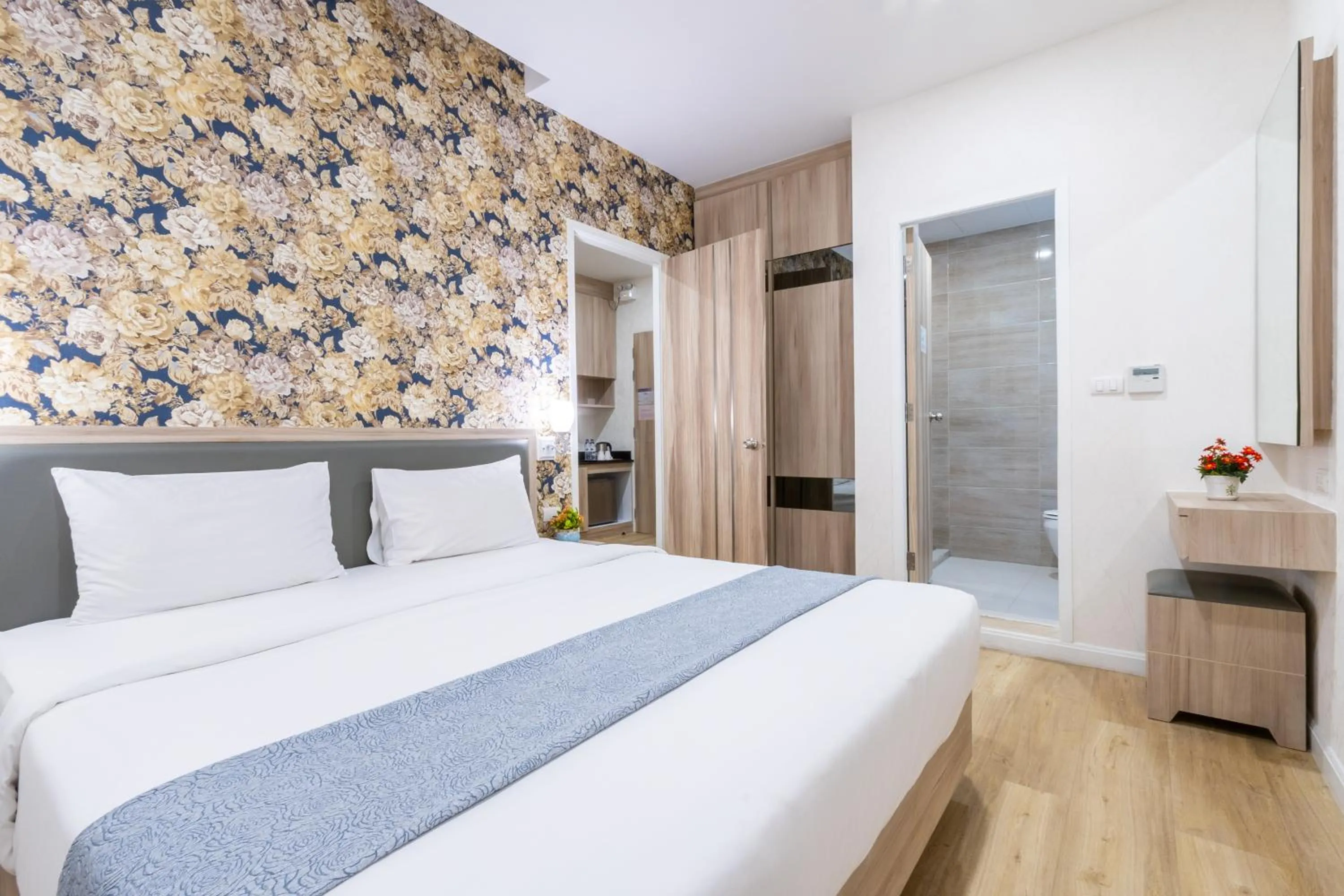 Bedroom, Bed in Leela Orchid Hotel