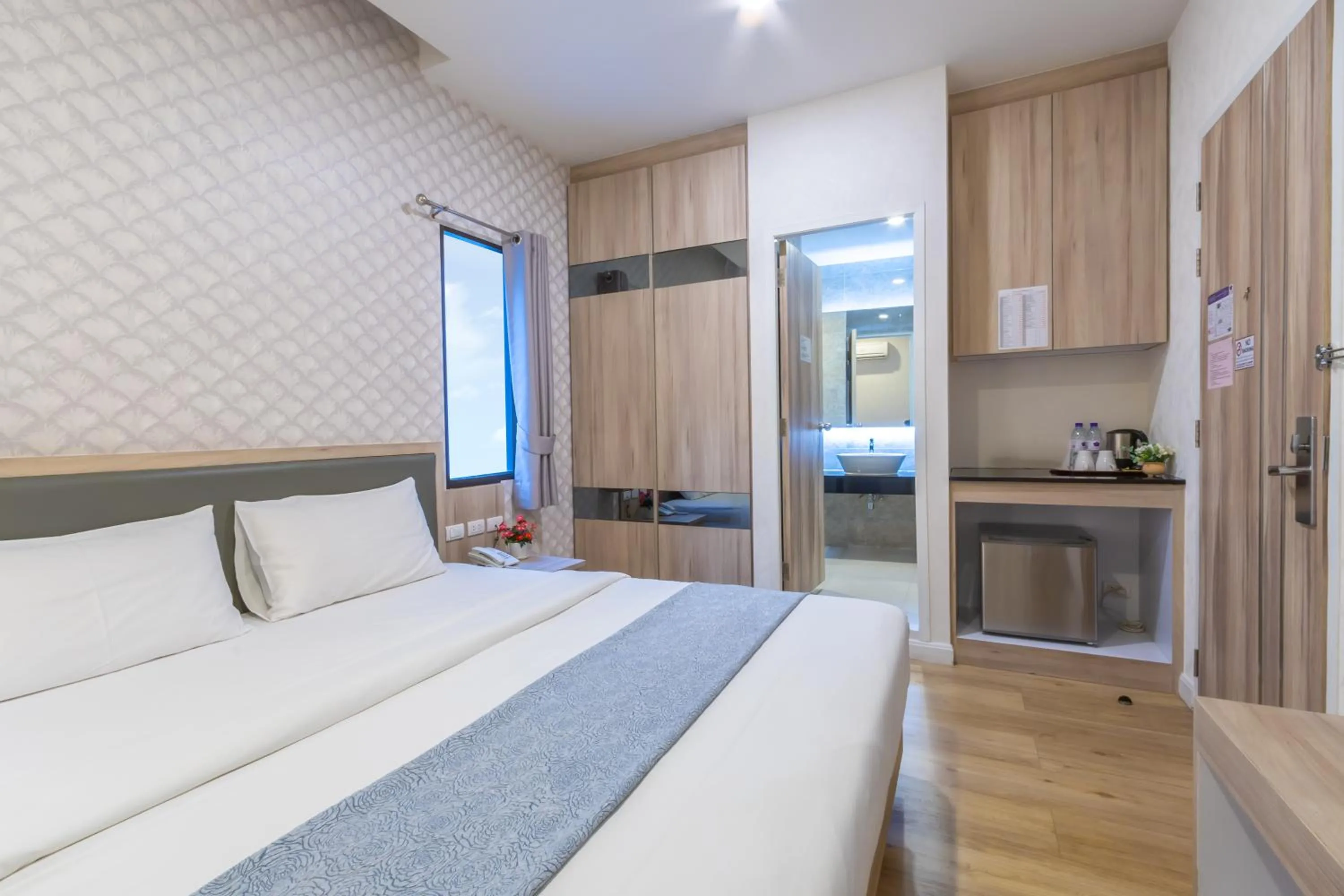 Bedroom, Bed in Leela Orchid Hotel