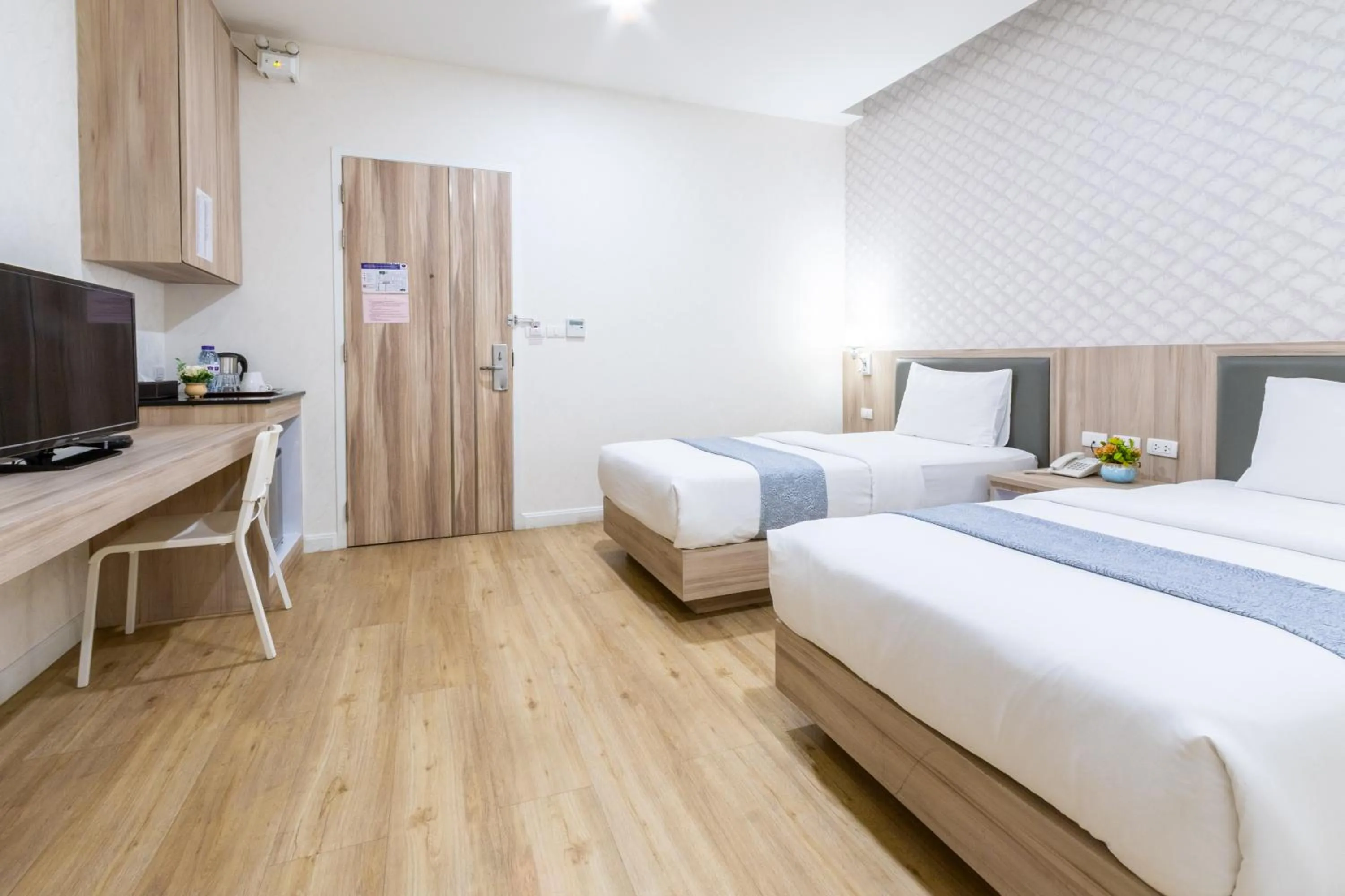 Bedroom, Bed in Leela Orchid Hotel