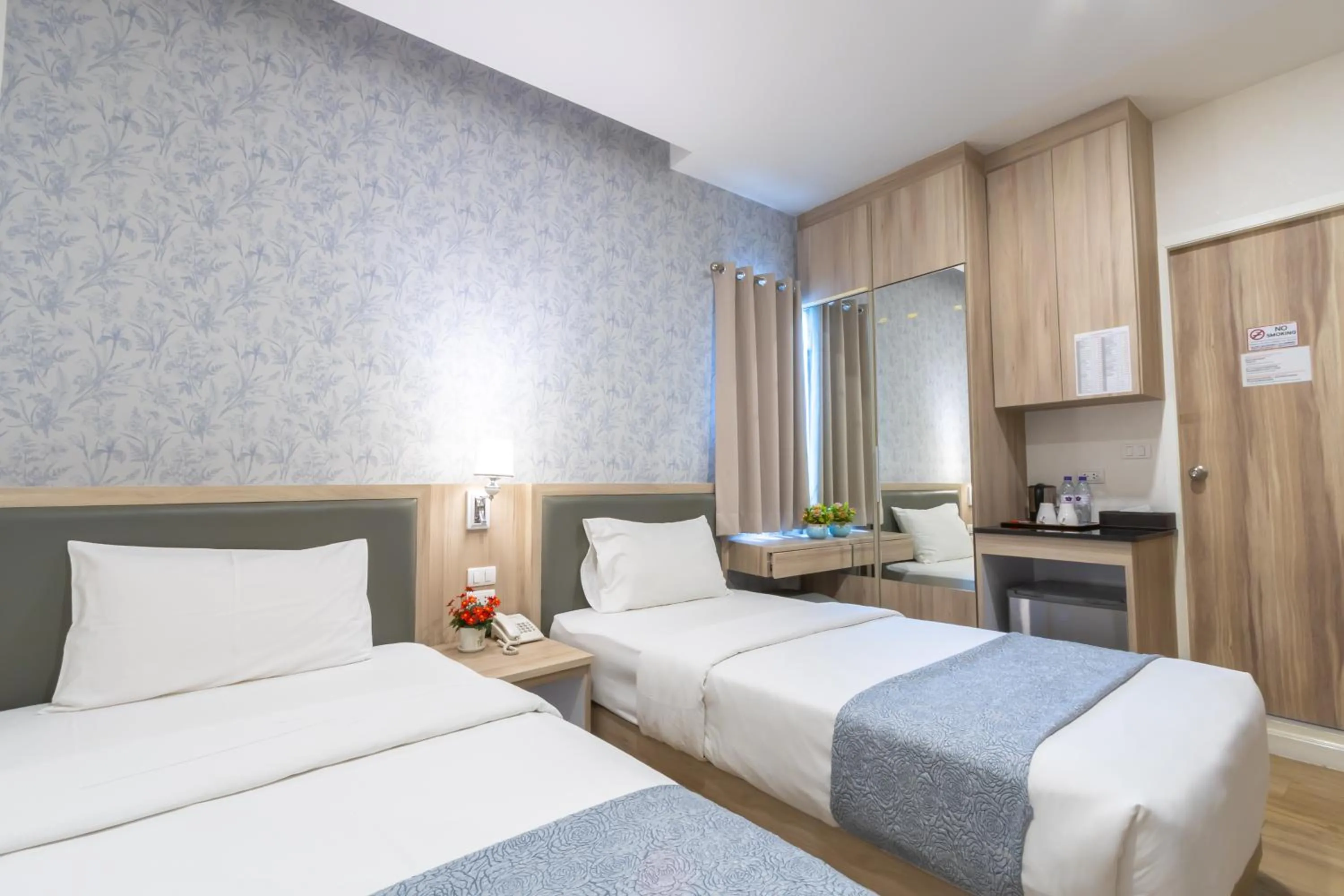 Bedroom, Bed in Leela Orchid Hotel