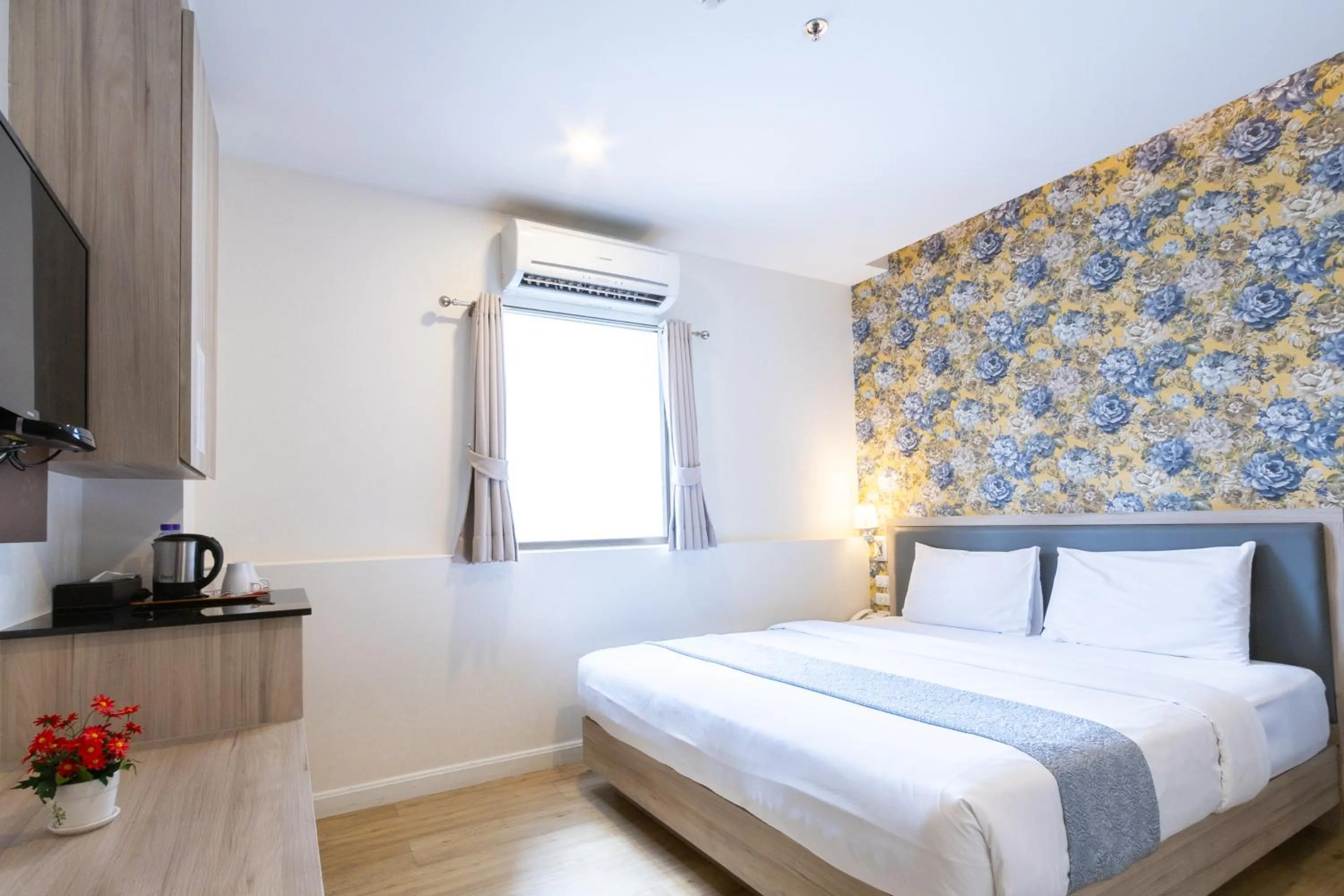 Bedroom, Bed in Leela Orchid Hotel