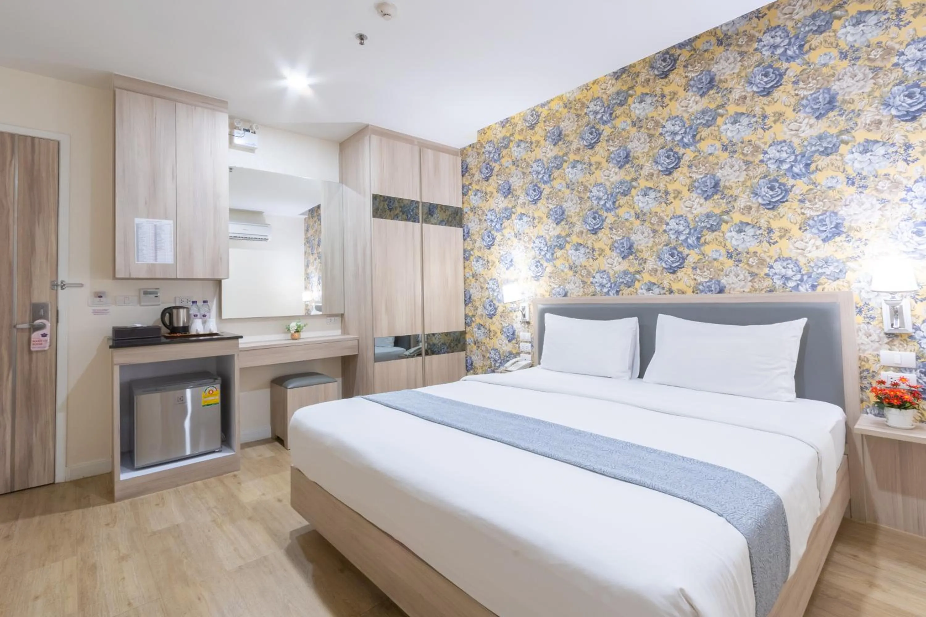 Bedroom, Bed in Leela Orchid Hotel