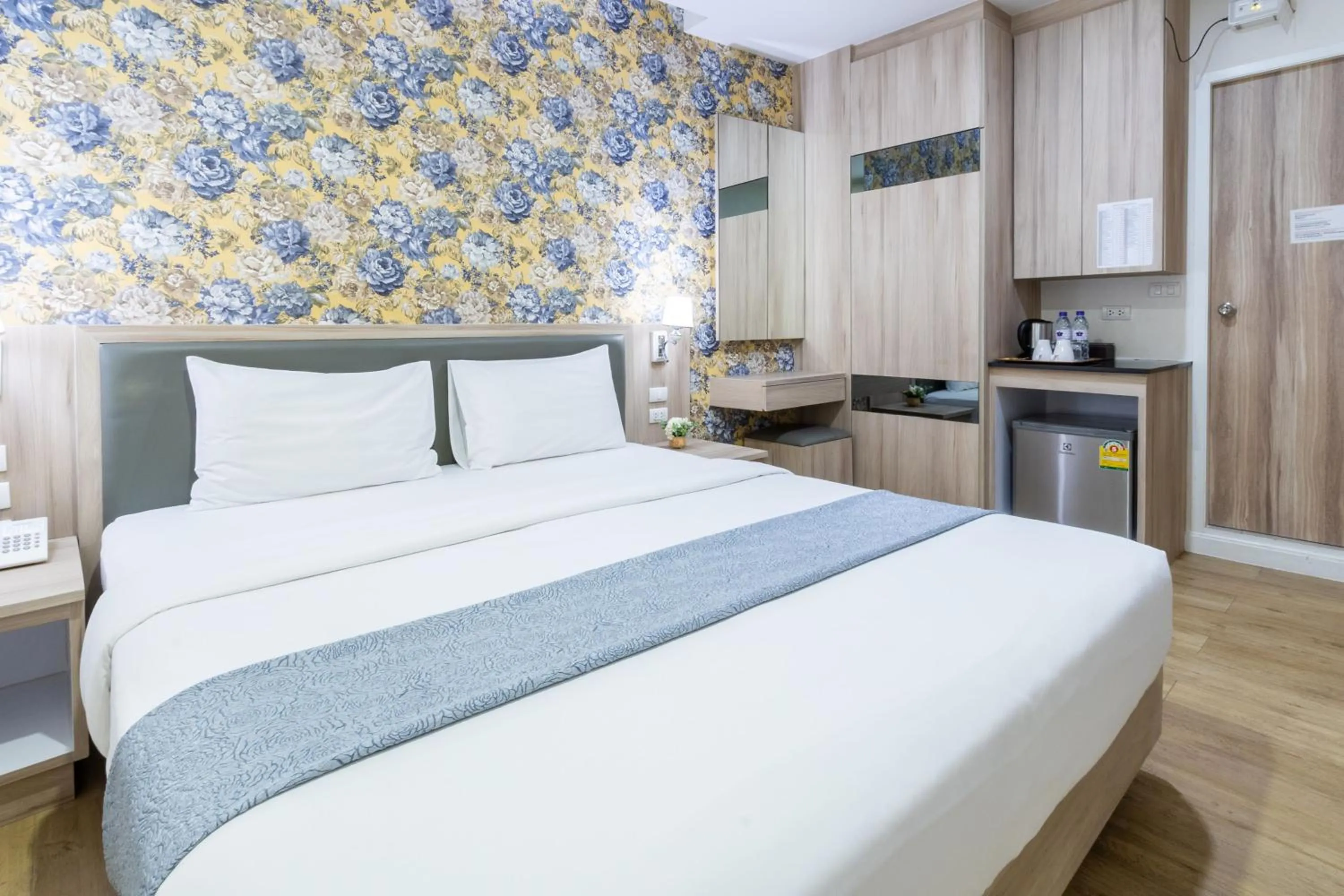 Bedroom, Bed in Leela Orchid Hotel