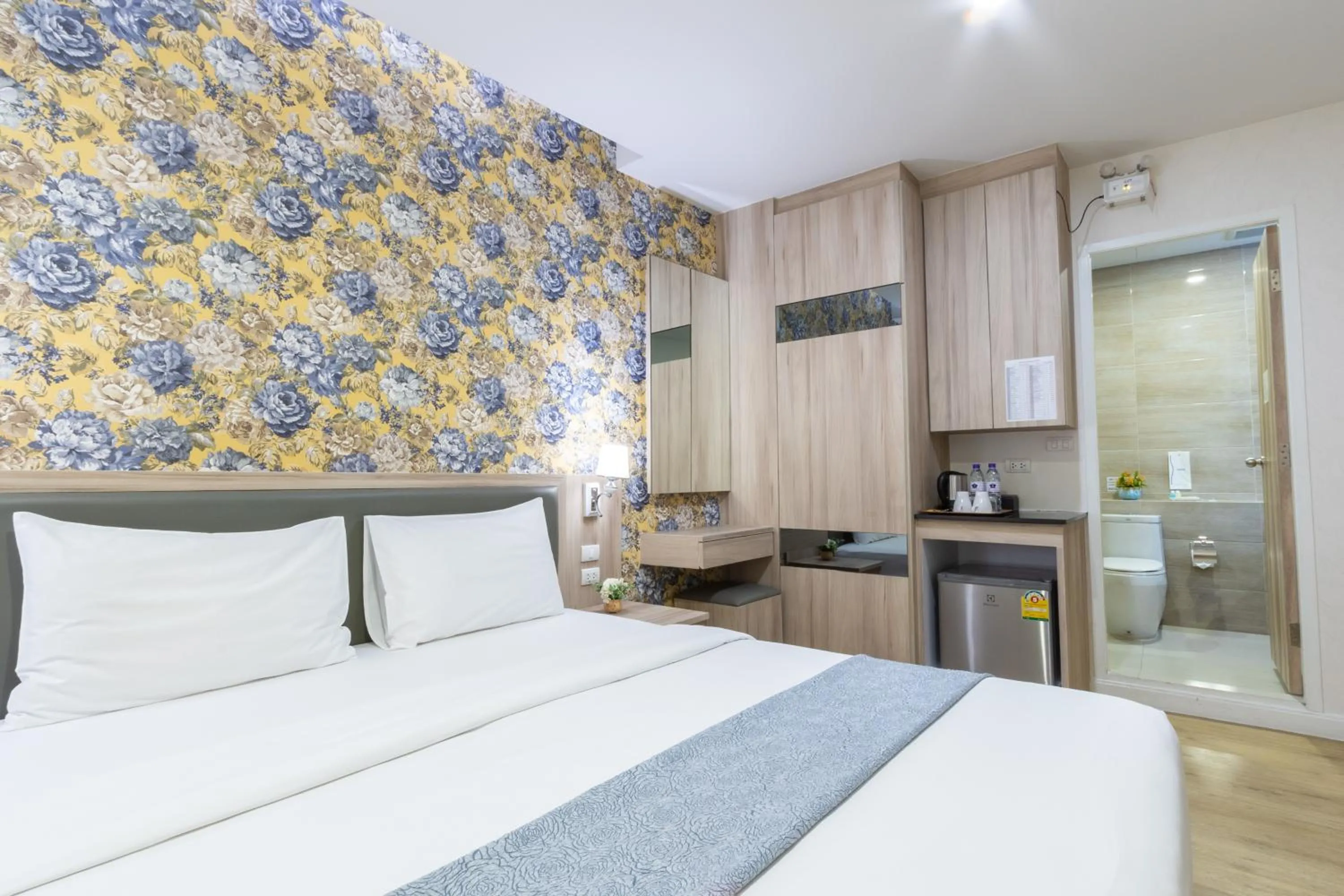 Bedroom, Bed in Leela Orchid Hotel