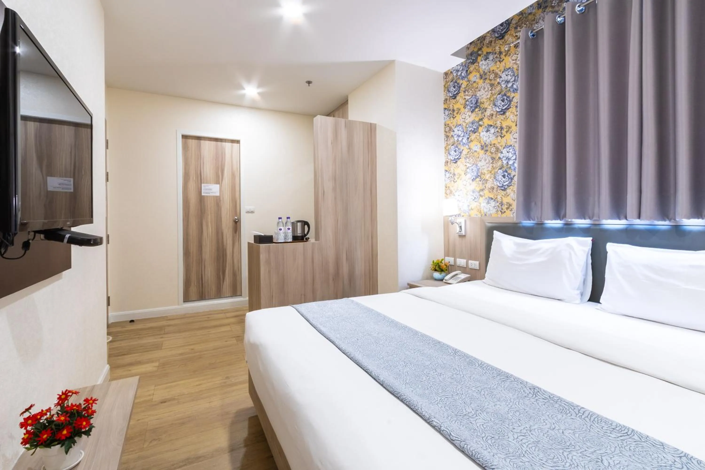 Bedroom, Bed in Leela Orchid Hotel