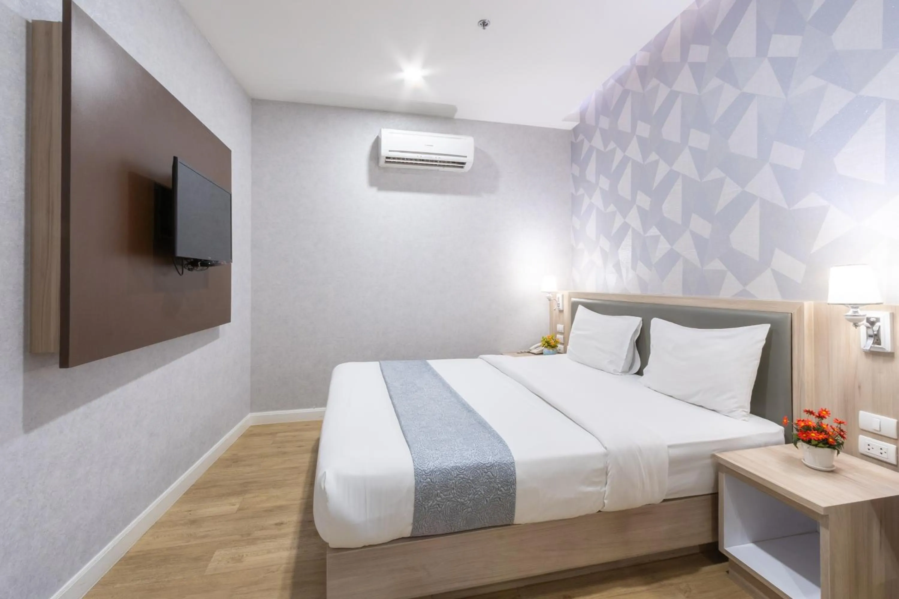 Bedroom, Bed in Leela Orchid Hotel