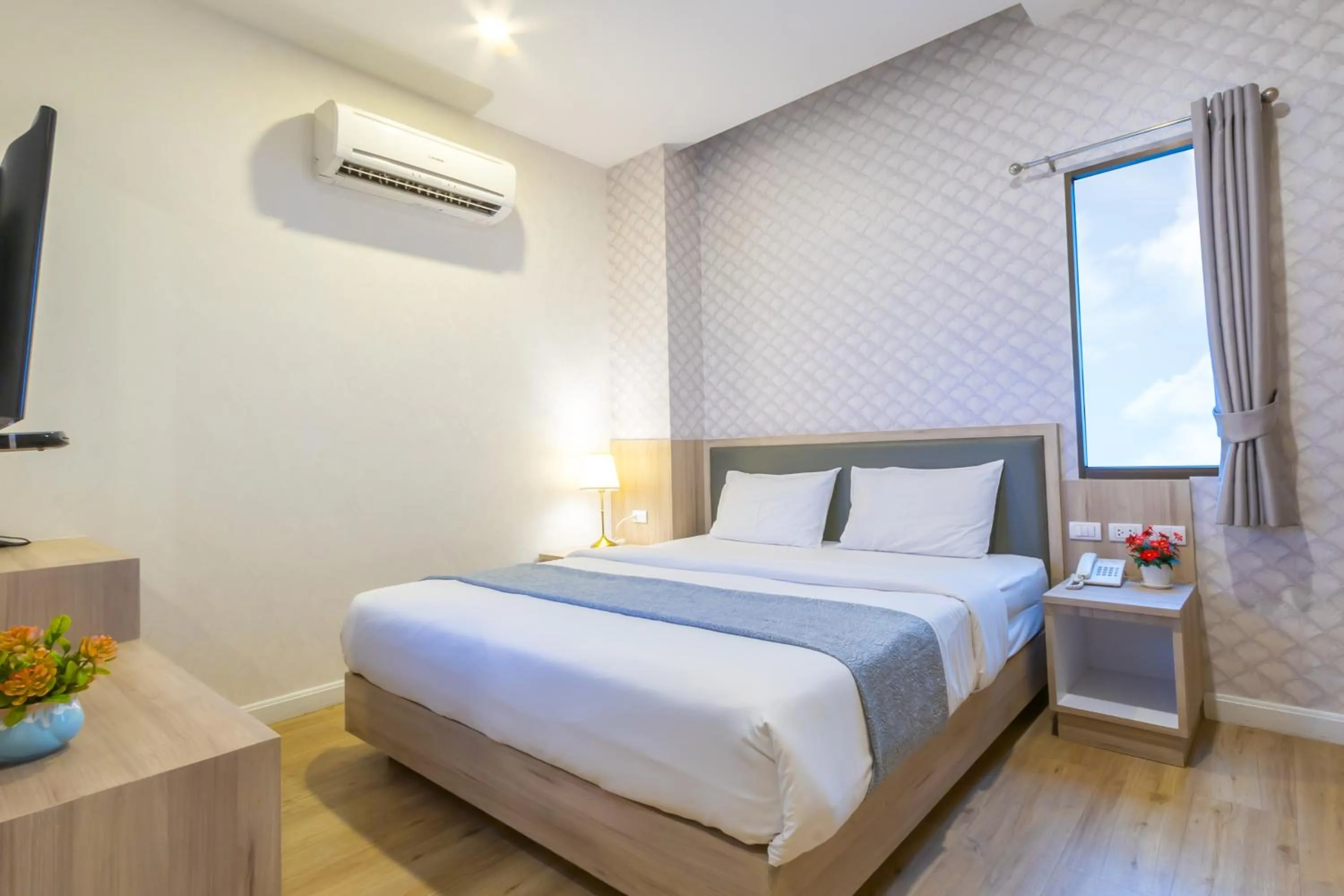 Bedroom, Bed in Leela Orchid Hotel