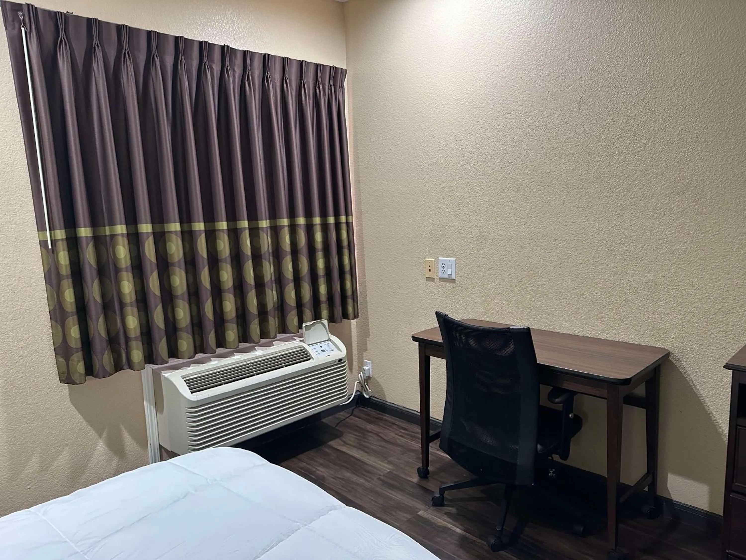 Bedroom, Bed in Super 8 by Wyndham Intercontinental Houston TX