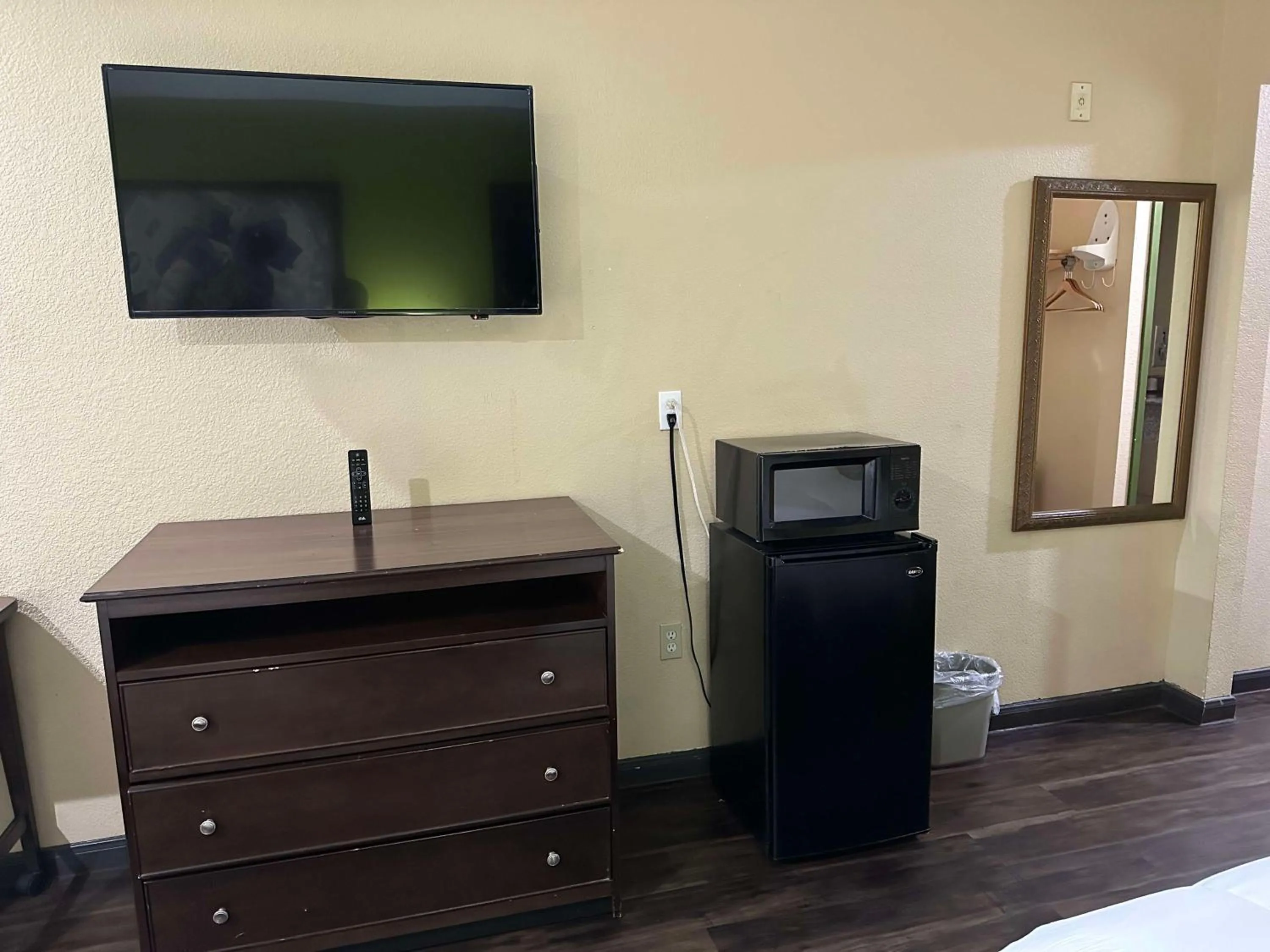 Bedroom in Super 8 by Wyndham Intercontinental Houston TX