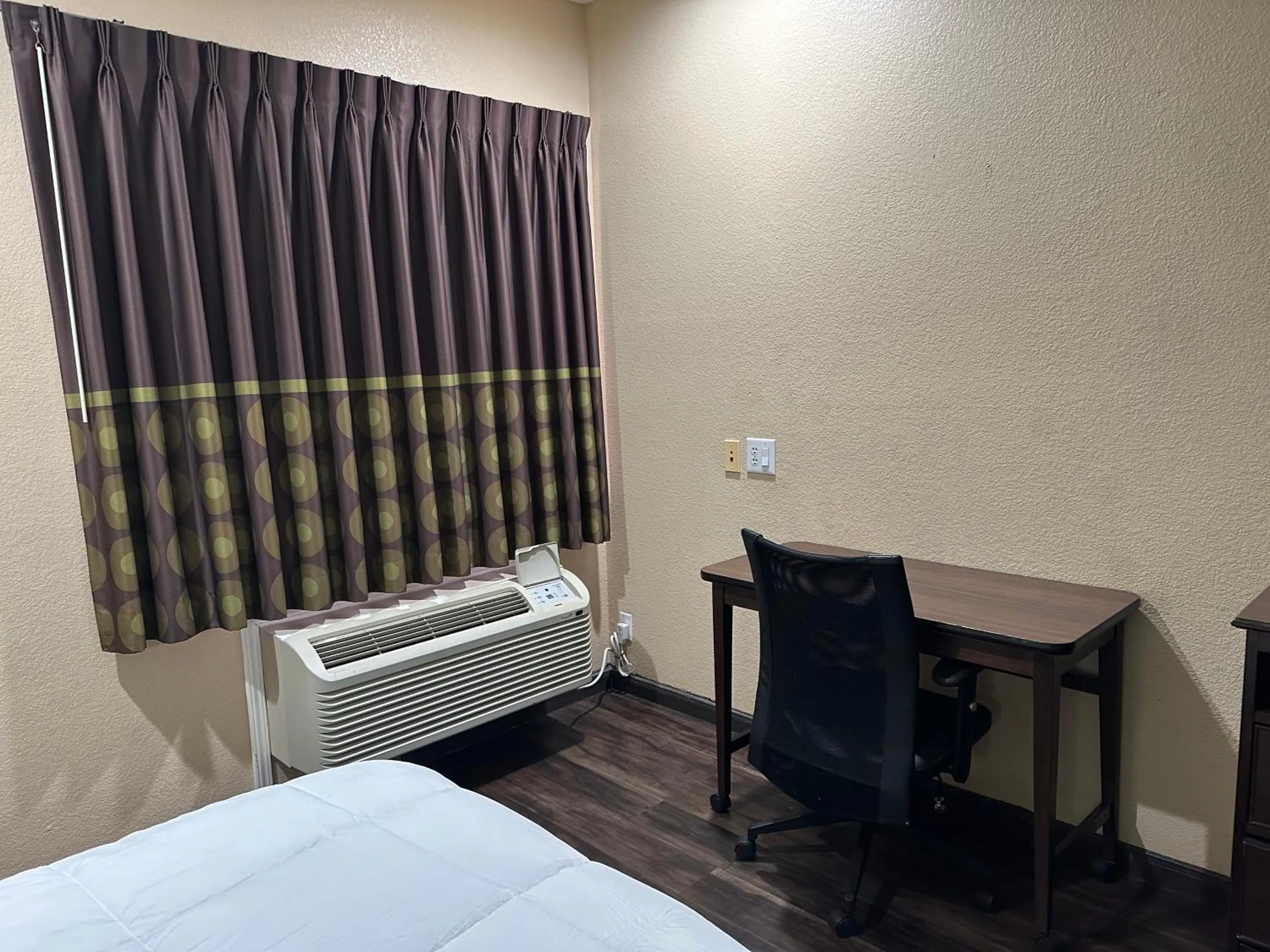 Bedroom, Bed in Super 8 by Wyndham Intercontinental Houston TX