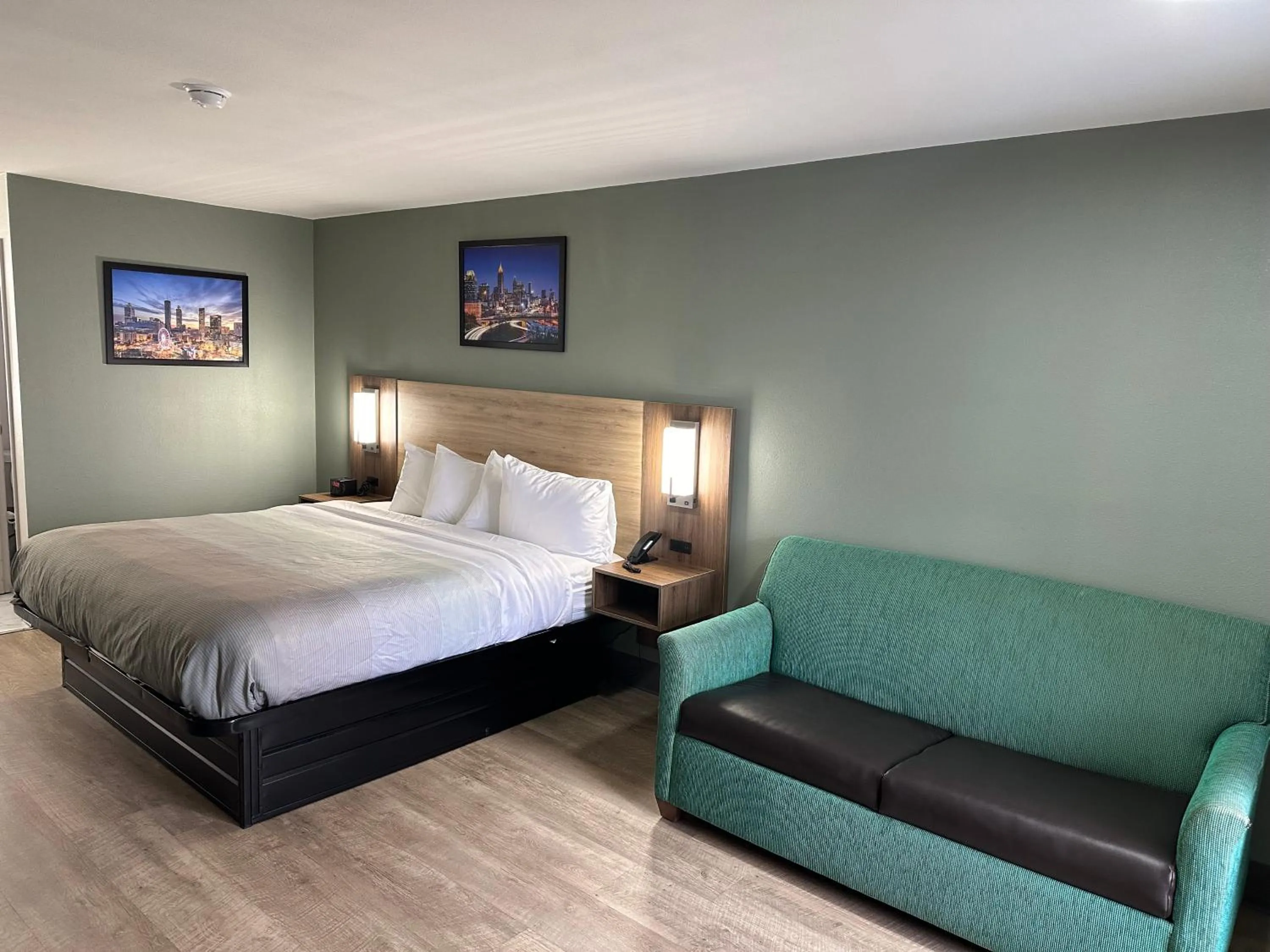 Bed in Quality Inn Monroe