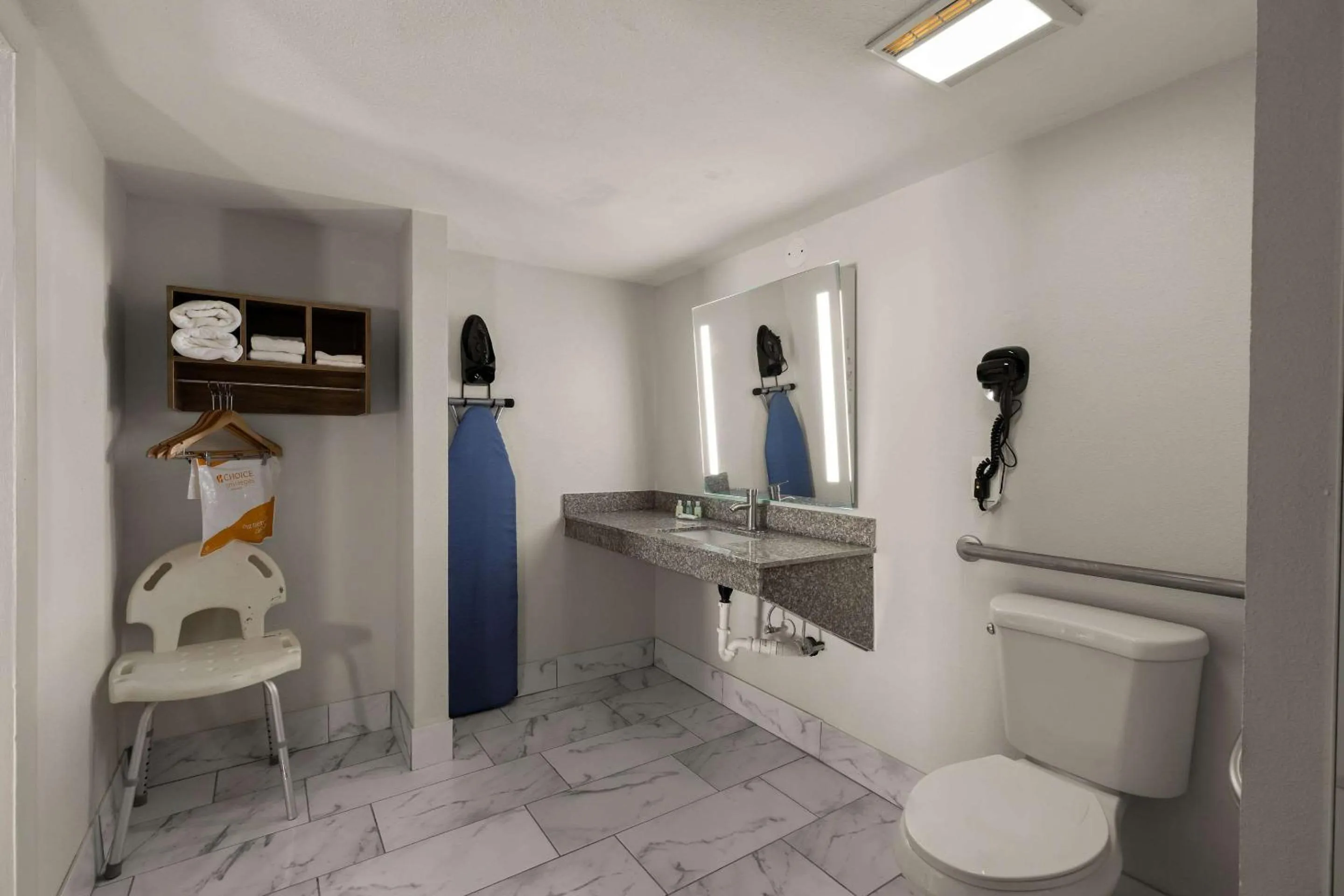 Bedroom in Quality Inn Monroe