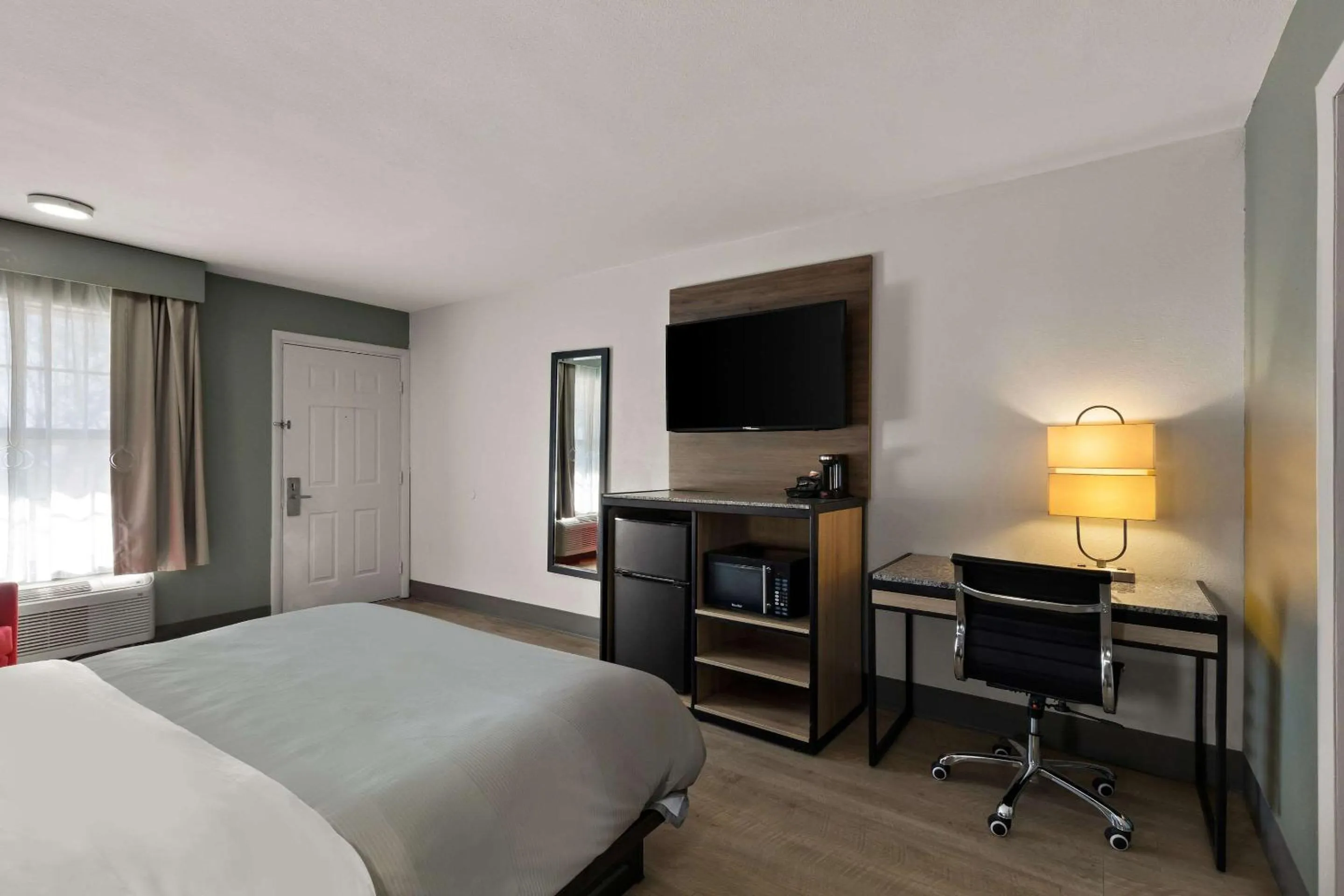 Bedroom, Bed in Quality Inn Monroe