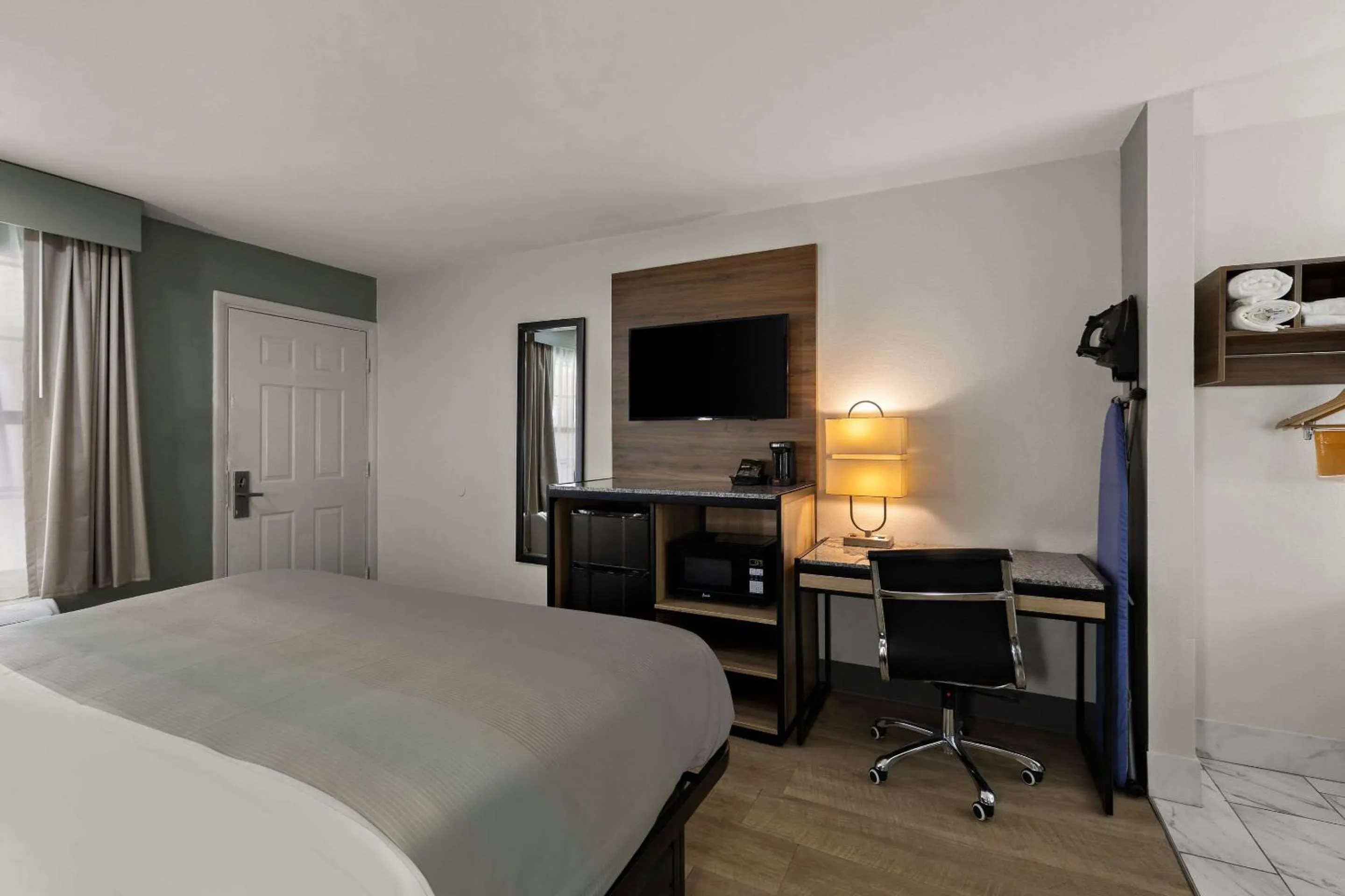 Bedroom, Bed in Quality Inn Monroe