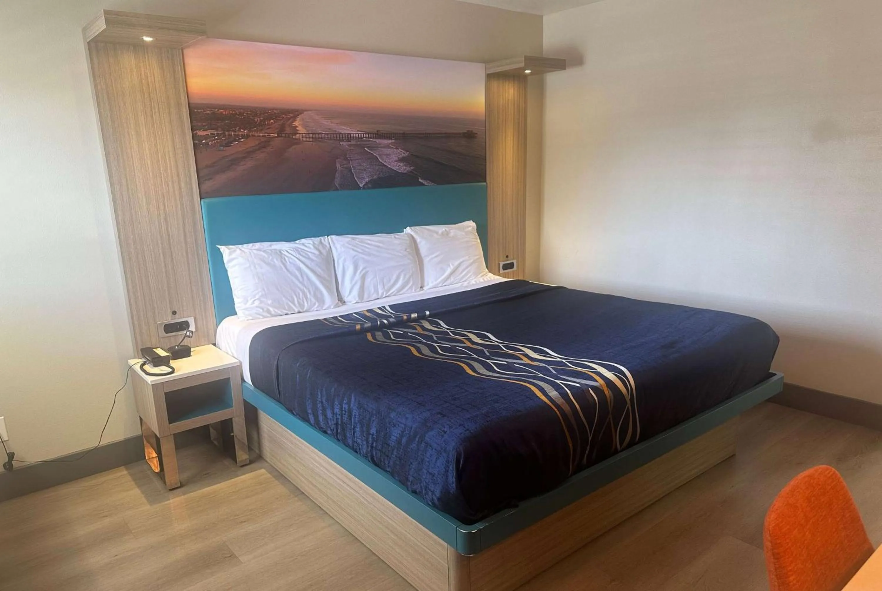 Photo of the whole room, Bed in Super 8 by Wyndham Oceanside Downtown