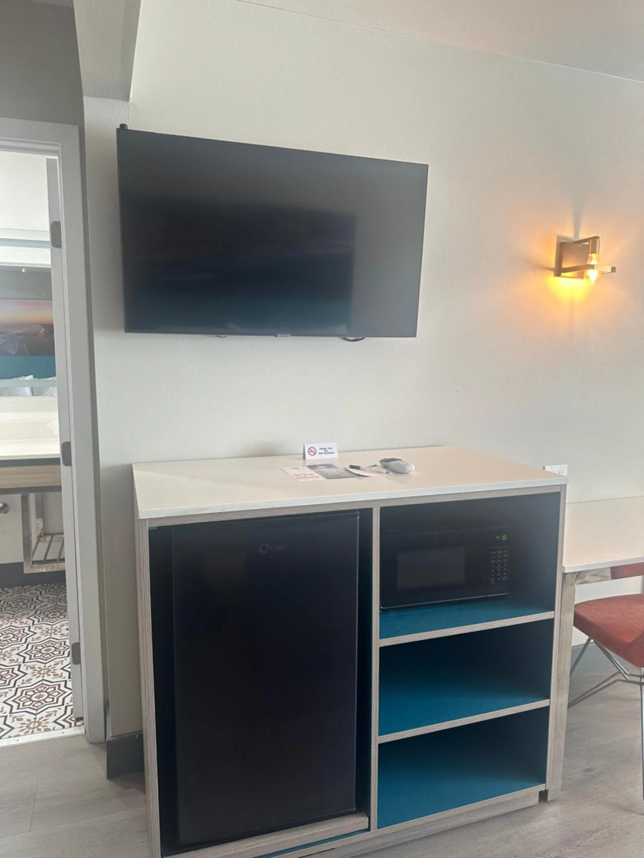 TV and multimedia in Super 8 by Wyndham Oceanside Downtown