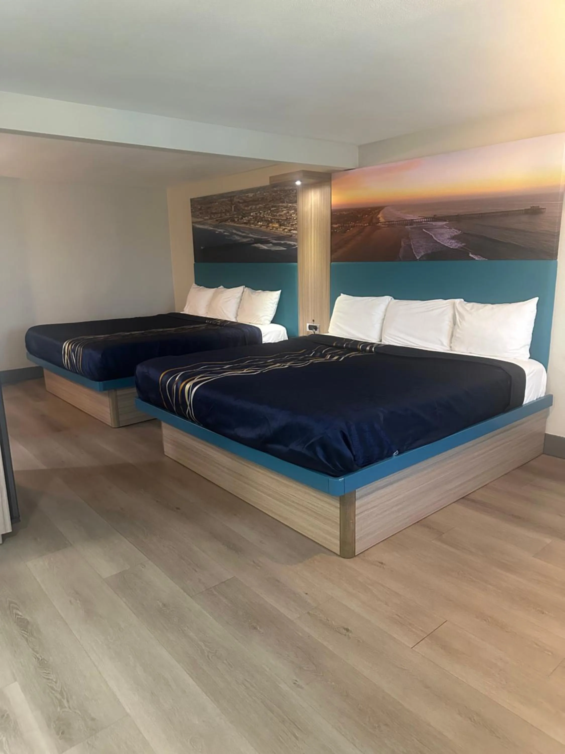 Bedroom, Bed in Super 8 by Wyndham Oceanside Downtown