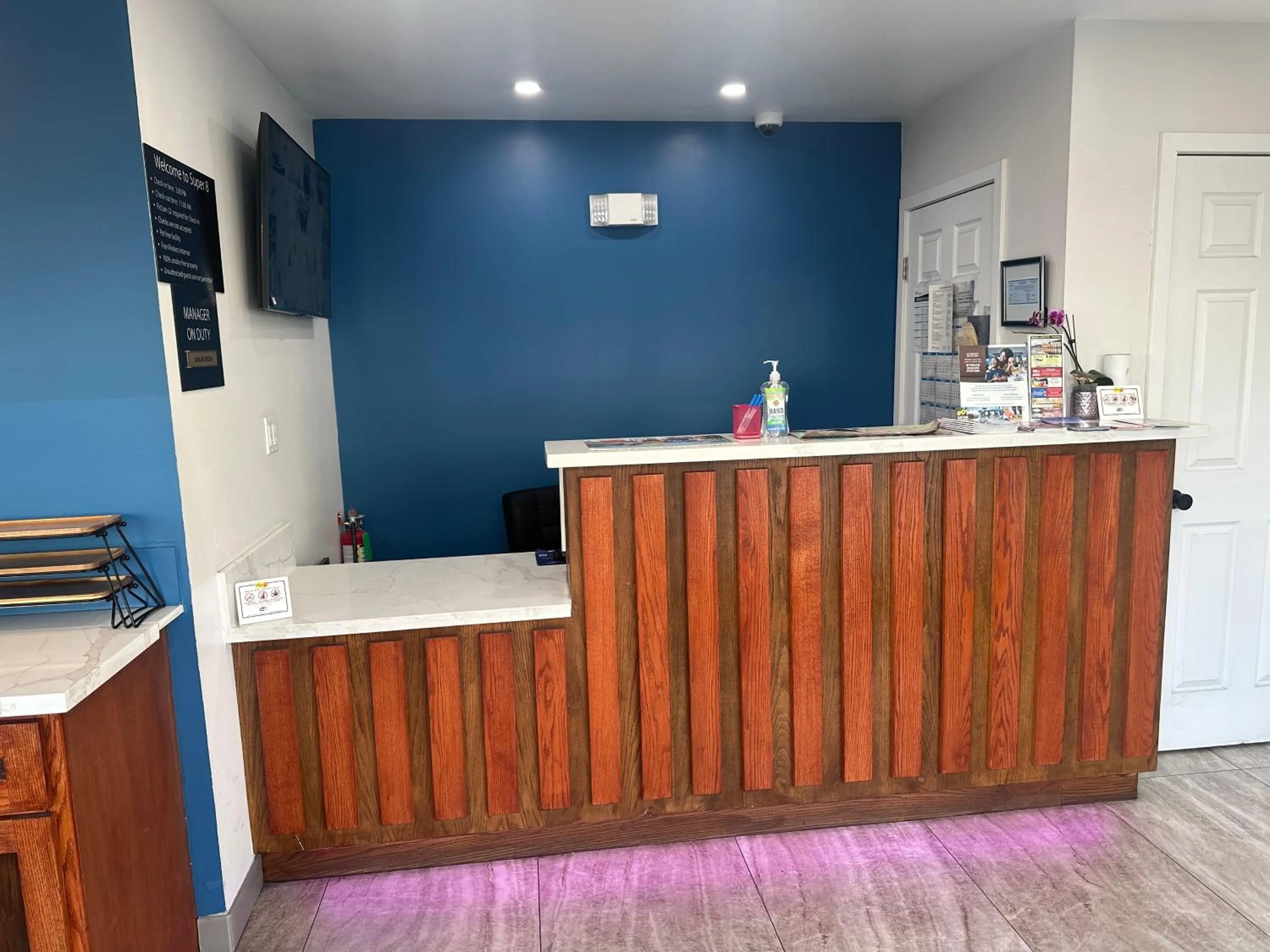 Lobby or reception in Super 8 by Wyndham Oceanside Downtown