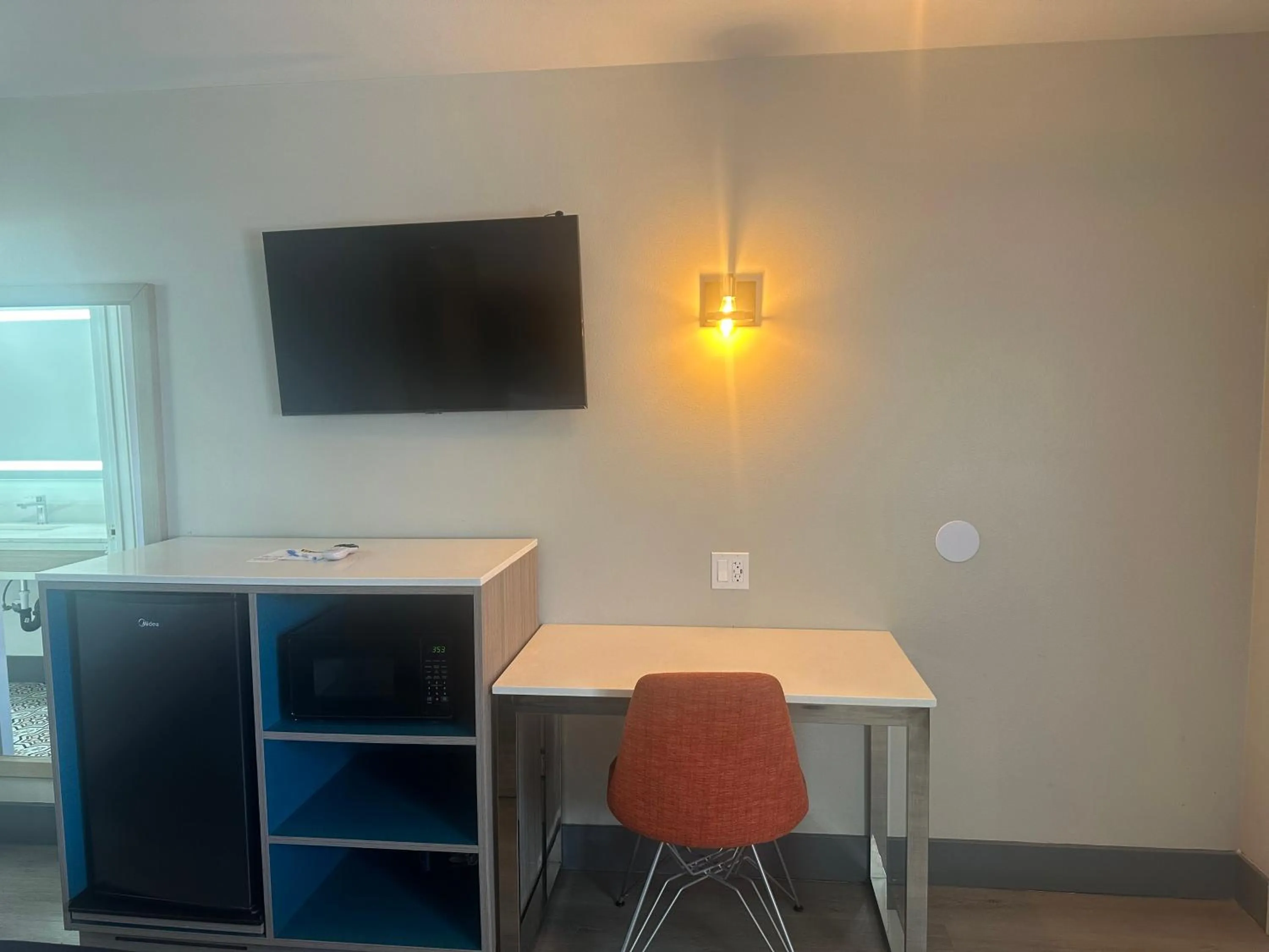 TV and multimedia in Super 8 by Wyndham Oceanside Downtown