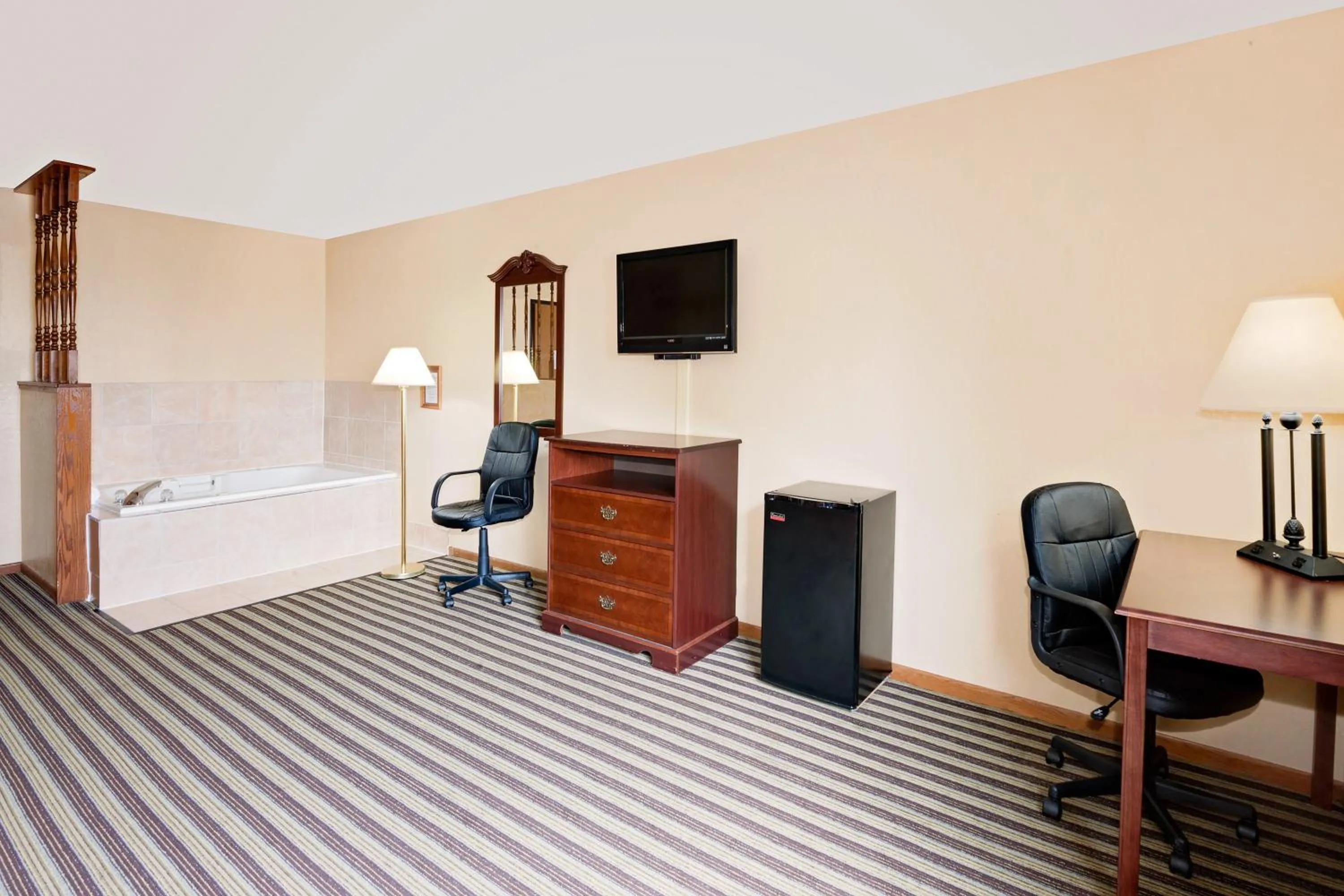 Hot Tub, Bed in Super 8 by Wyndham Iowa Falls