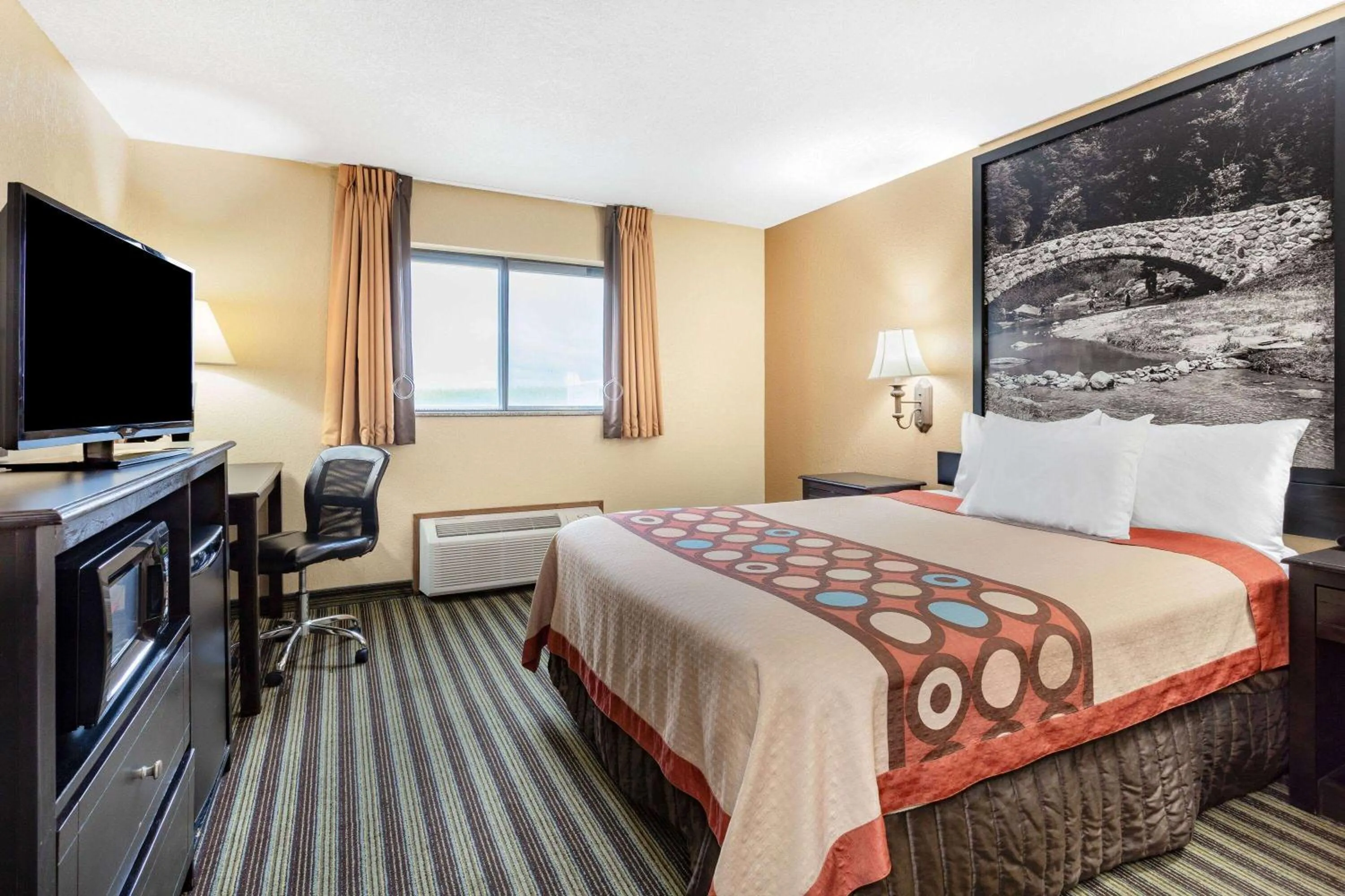 Photo of the whole room, Bed in Super 8 by Wyndham Iowa Falls