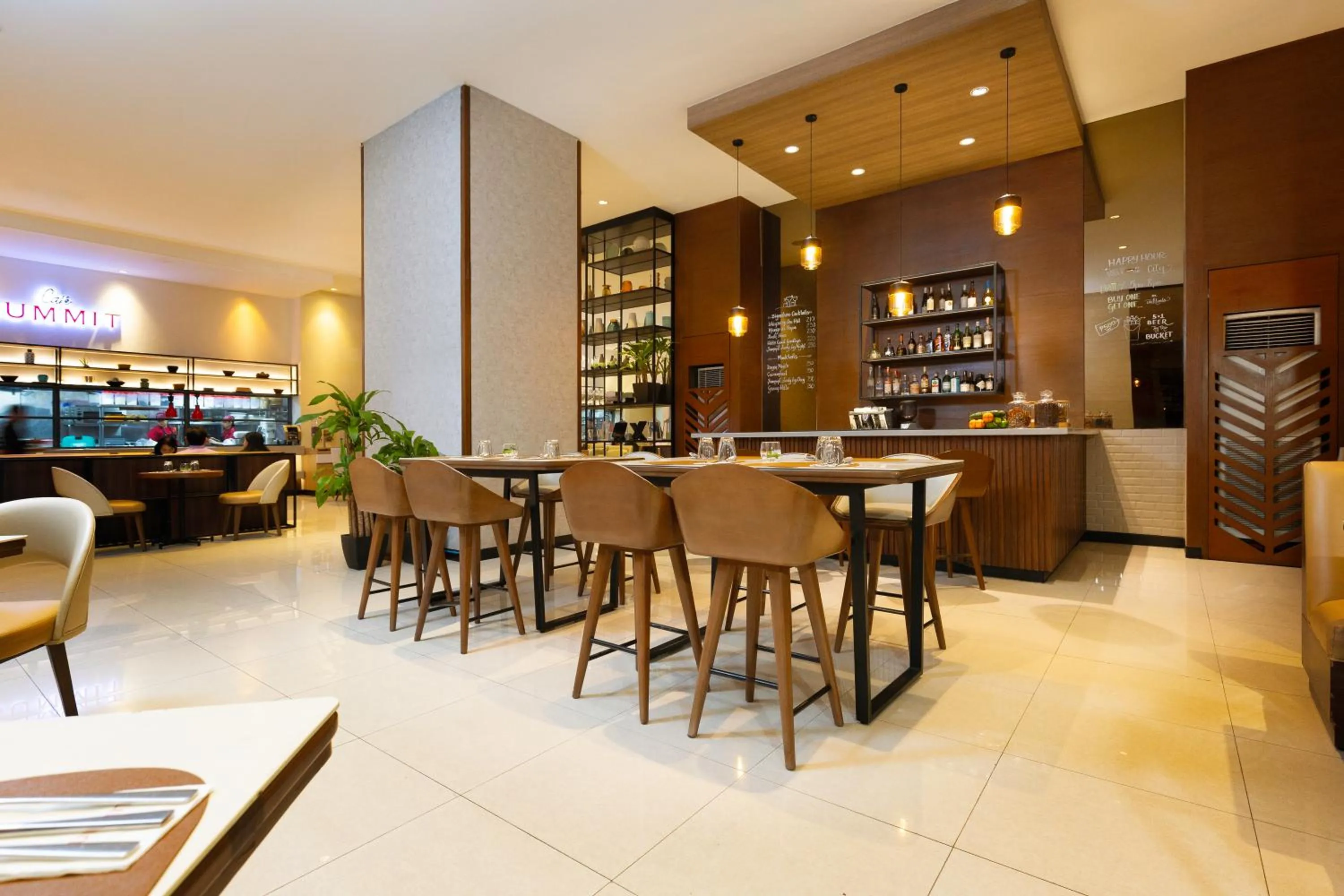 Restaurant/places to eat in Summit Hotel Greenhills