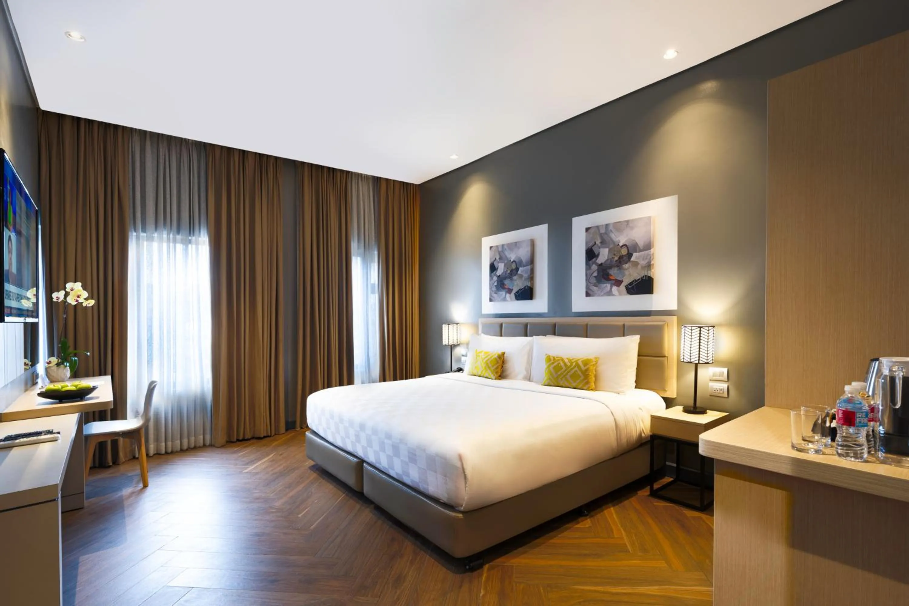 Deluxe King Room in Summit Hotel Greenhills