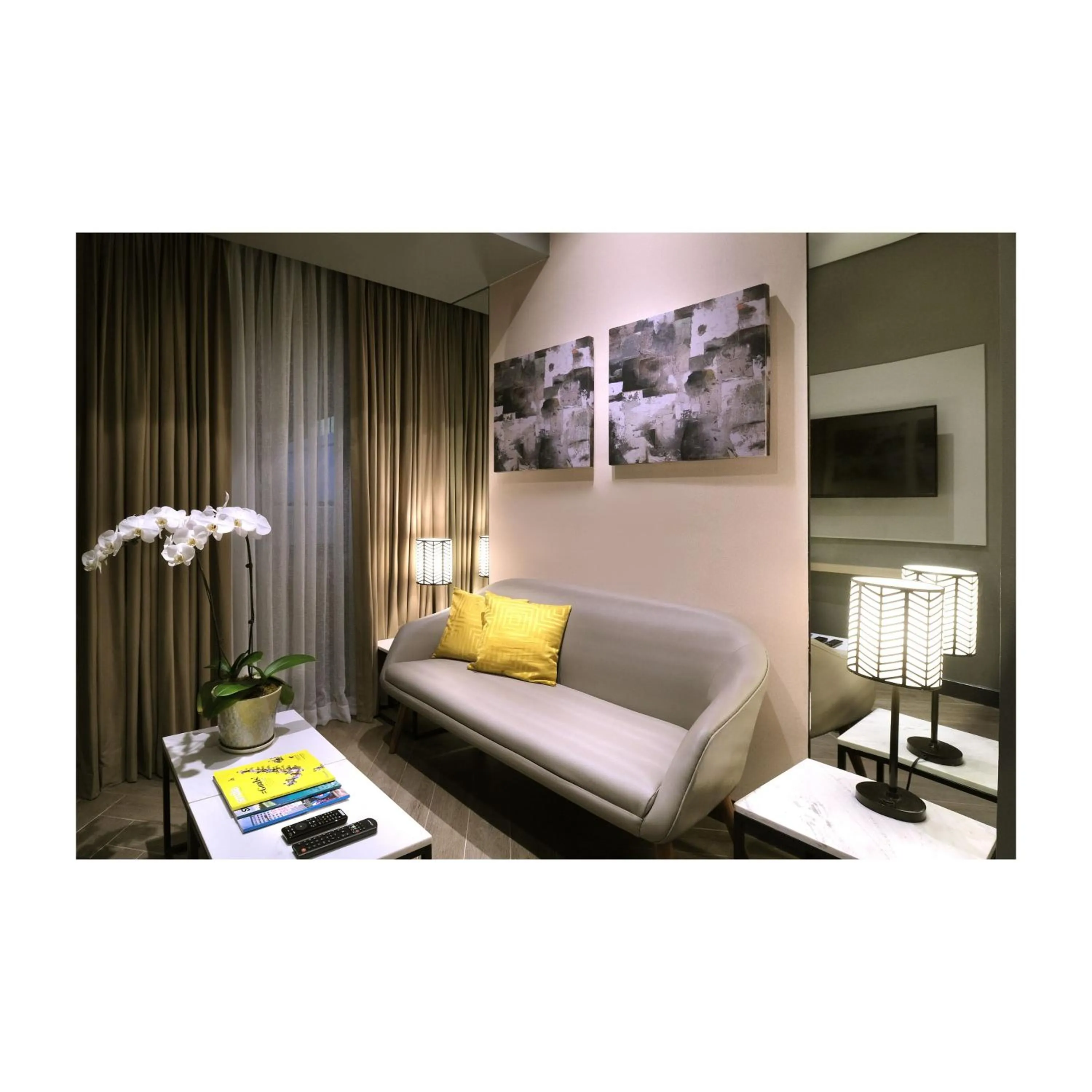 Living room, Bed in Summit Hotel Greenhills