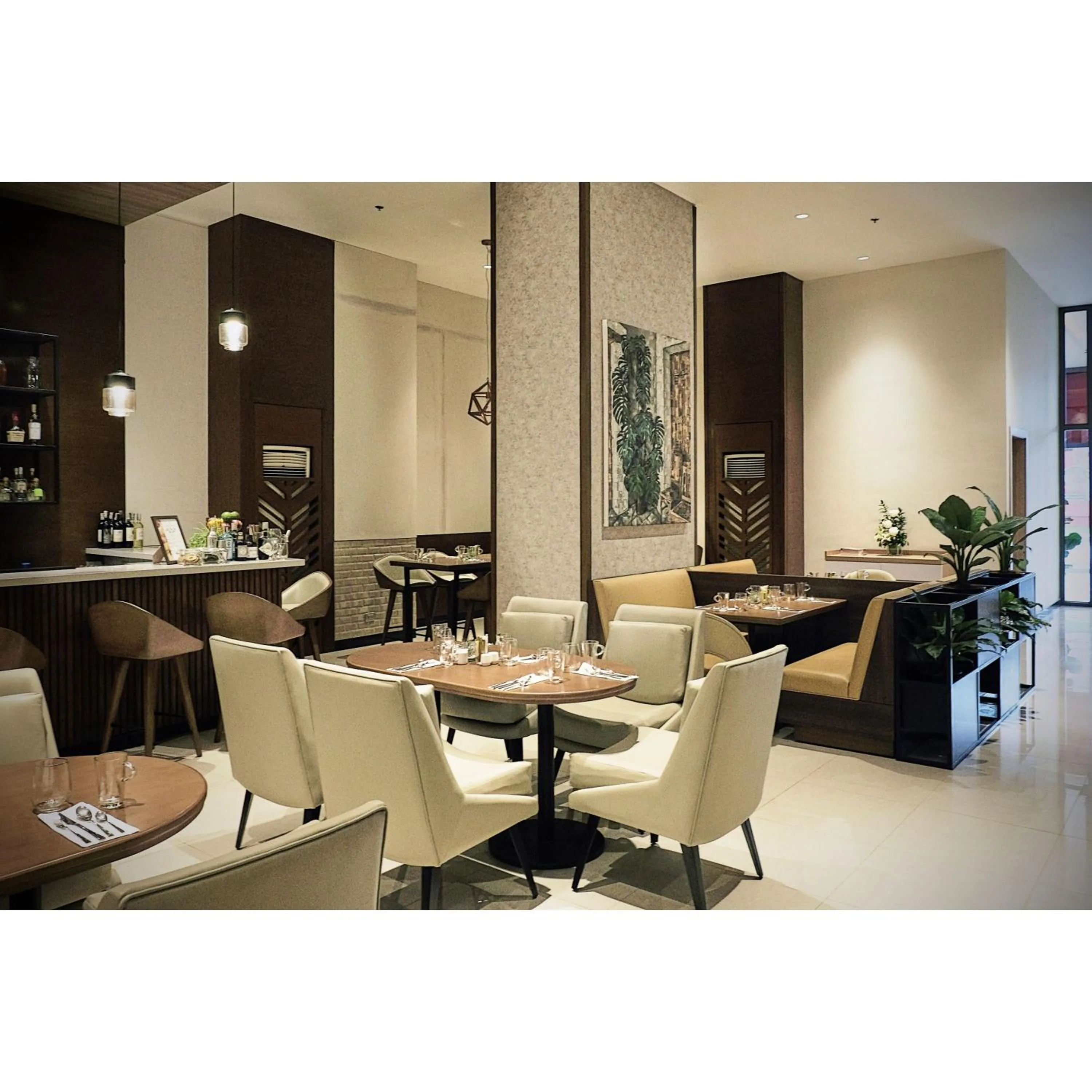 Restaurant/places to eat in Summit Hotel Greenhills