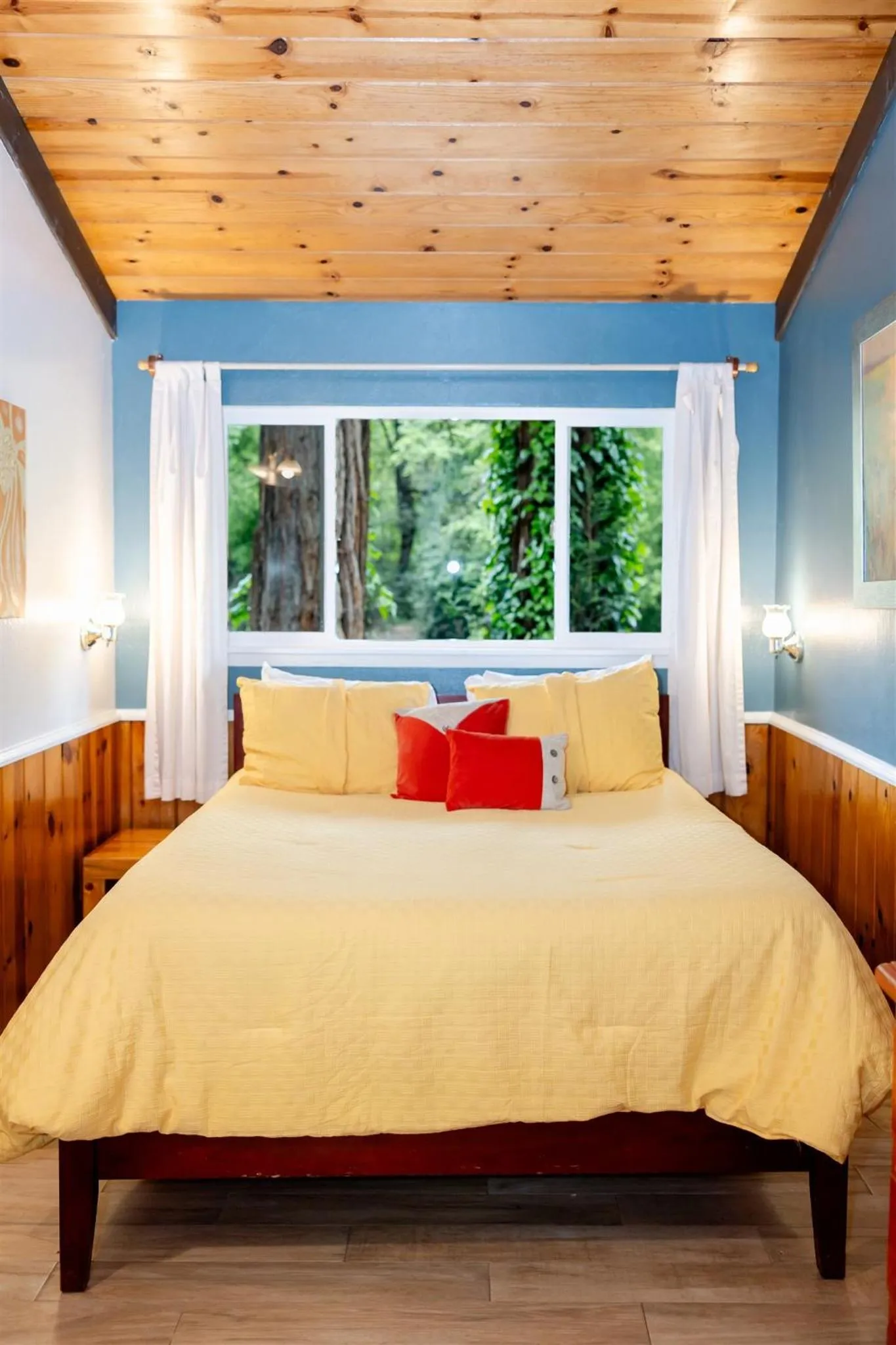 Bedroom, Bed in Fern River Resort