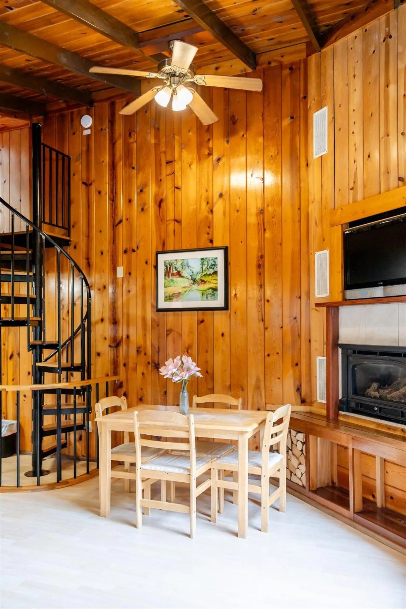 Dining area in Fern River Resort