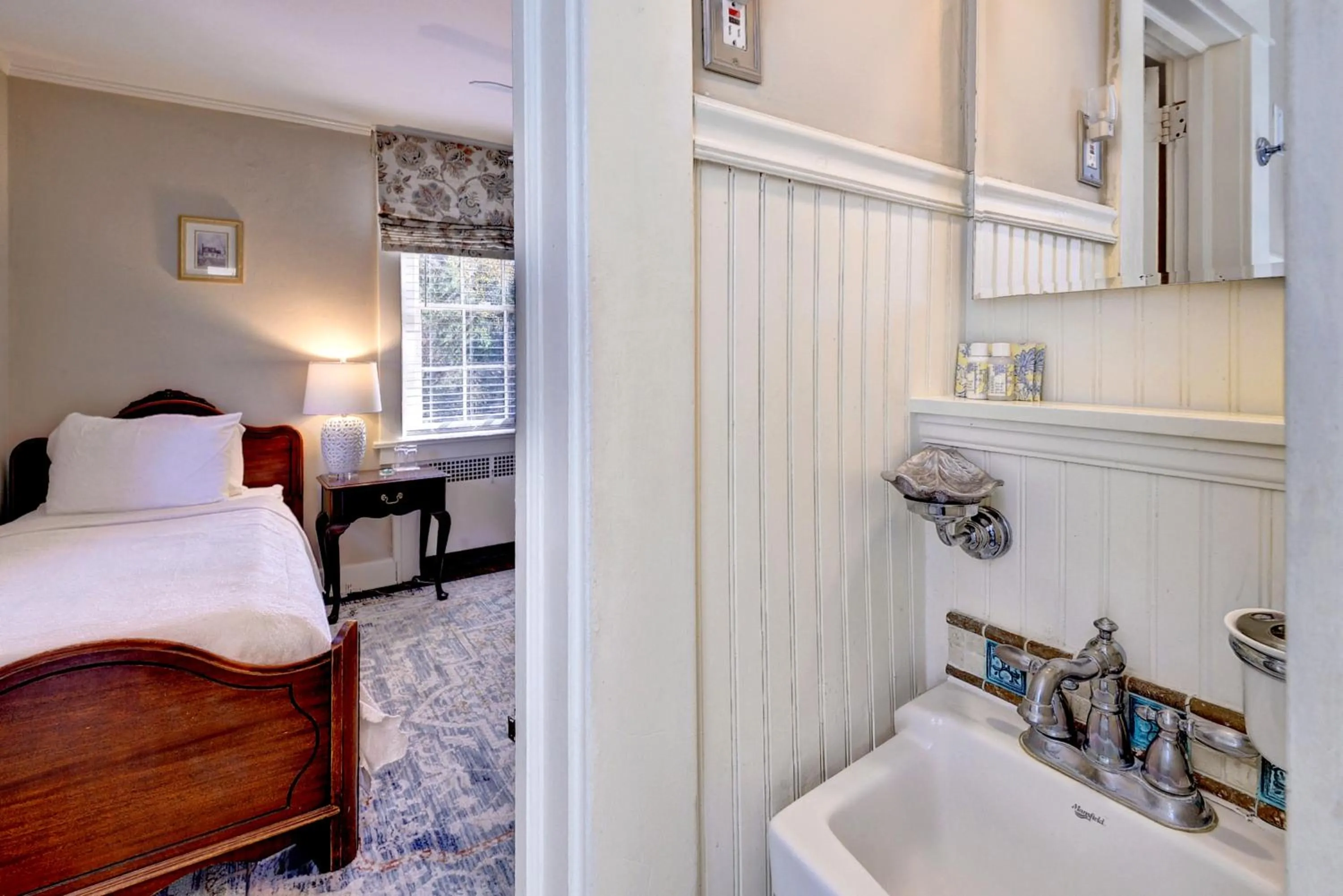 Bed in Cedars of Williamsburg Bed & Breakfast