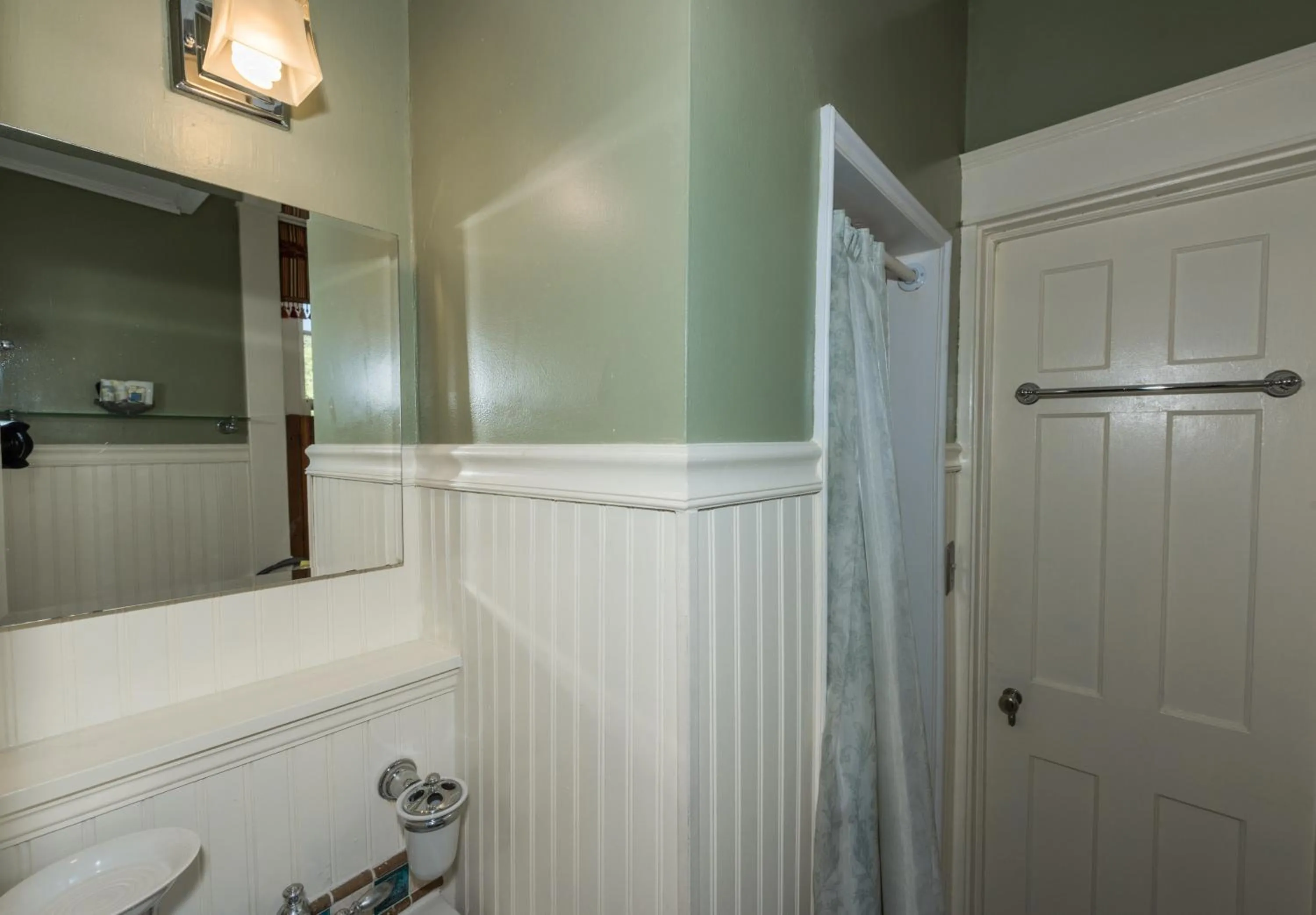 Bathroom in Cedars of Williamsburg Bed & Breakfast