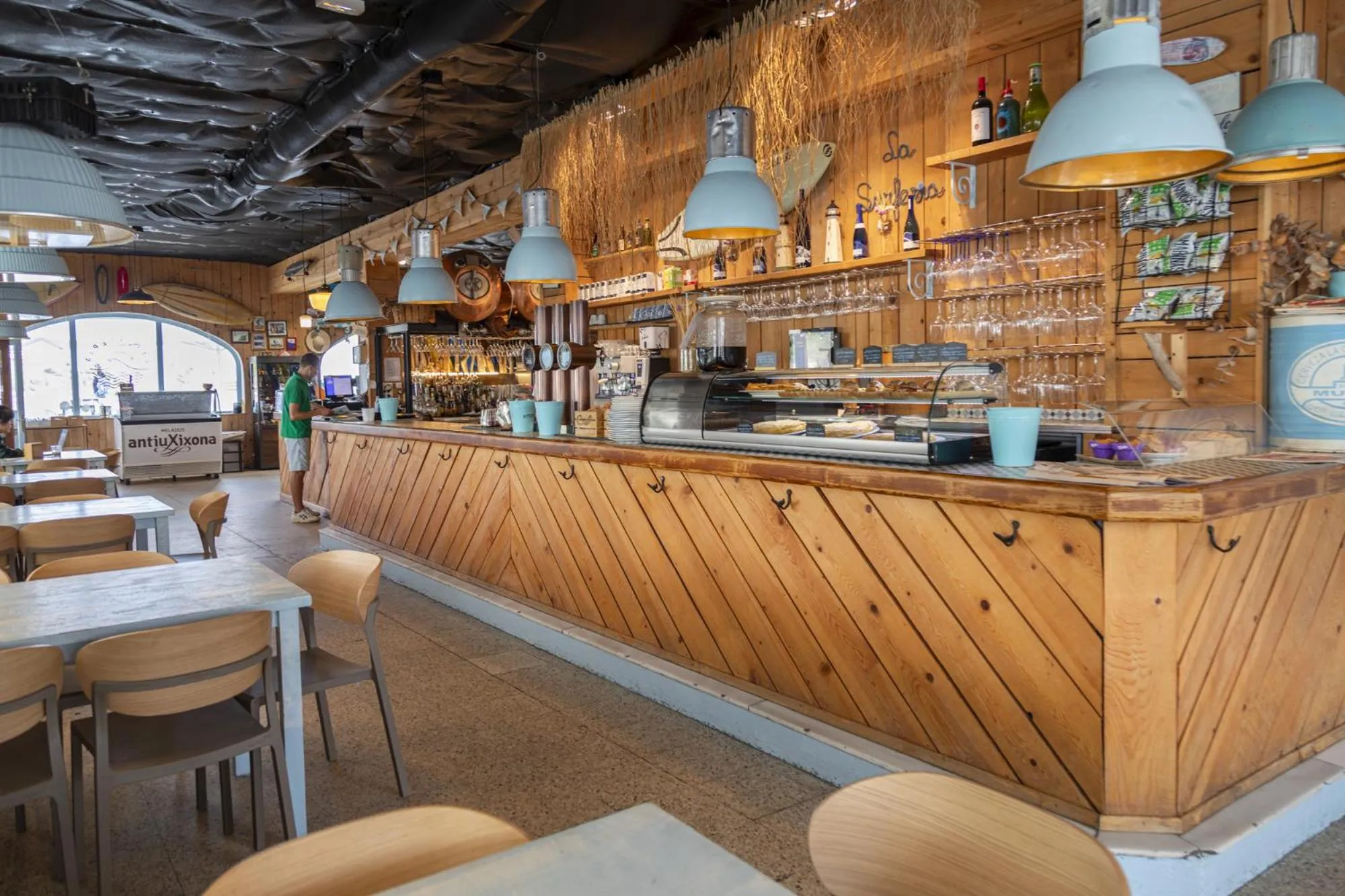 Dining area in La Surfería Suances