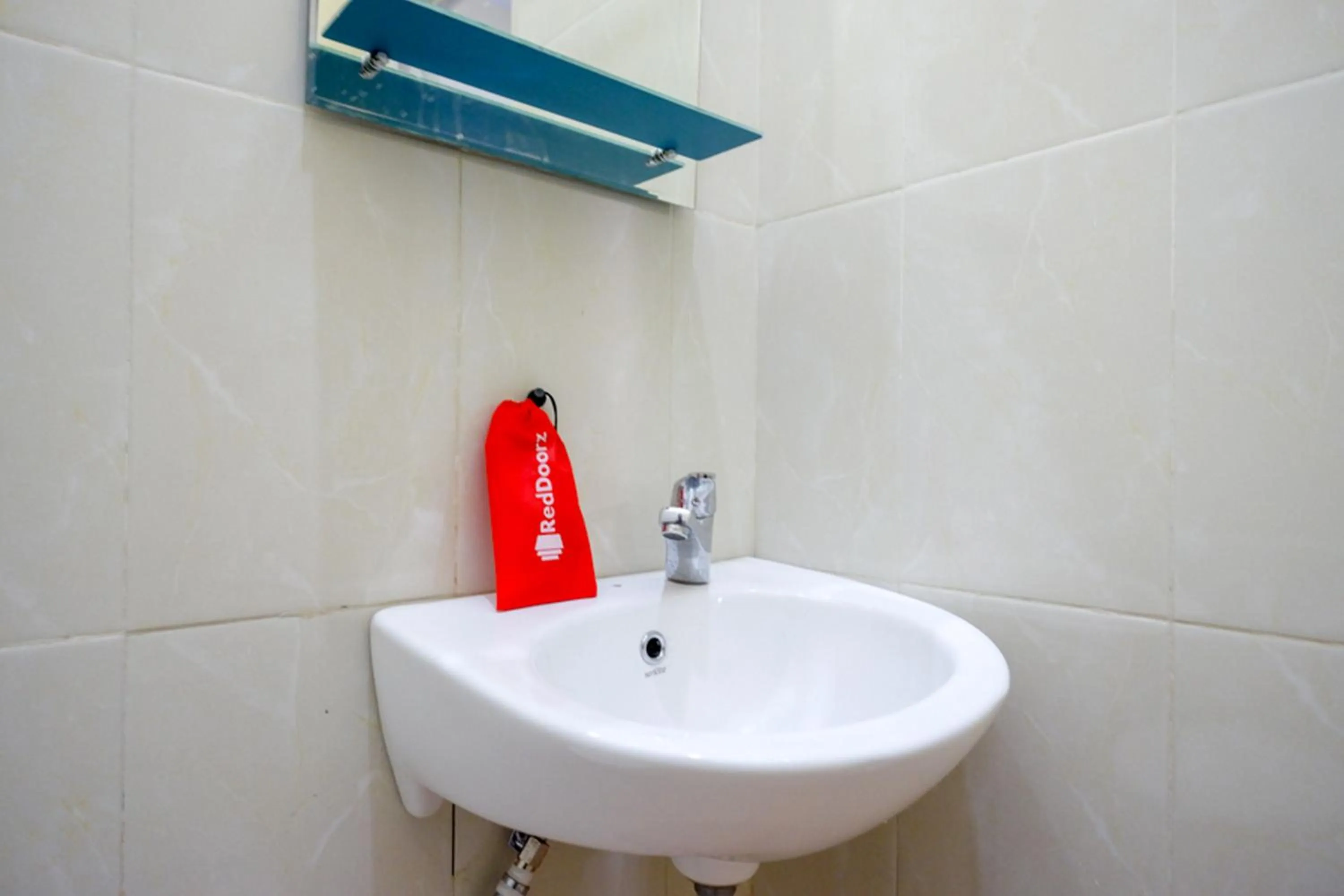 Bathroom in RedDoorz near Terminal Mendolo Wonosobo