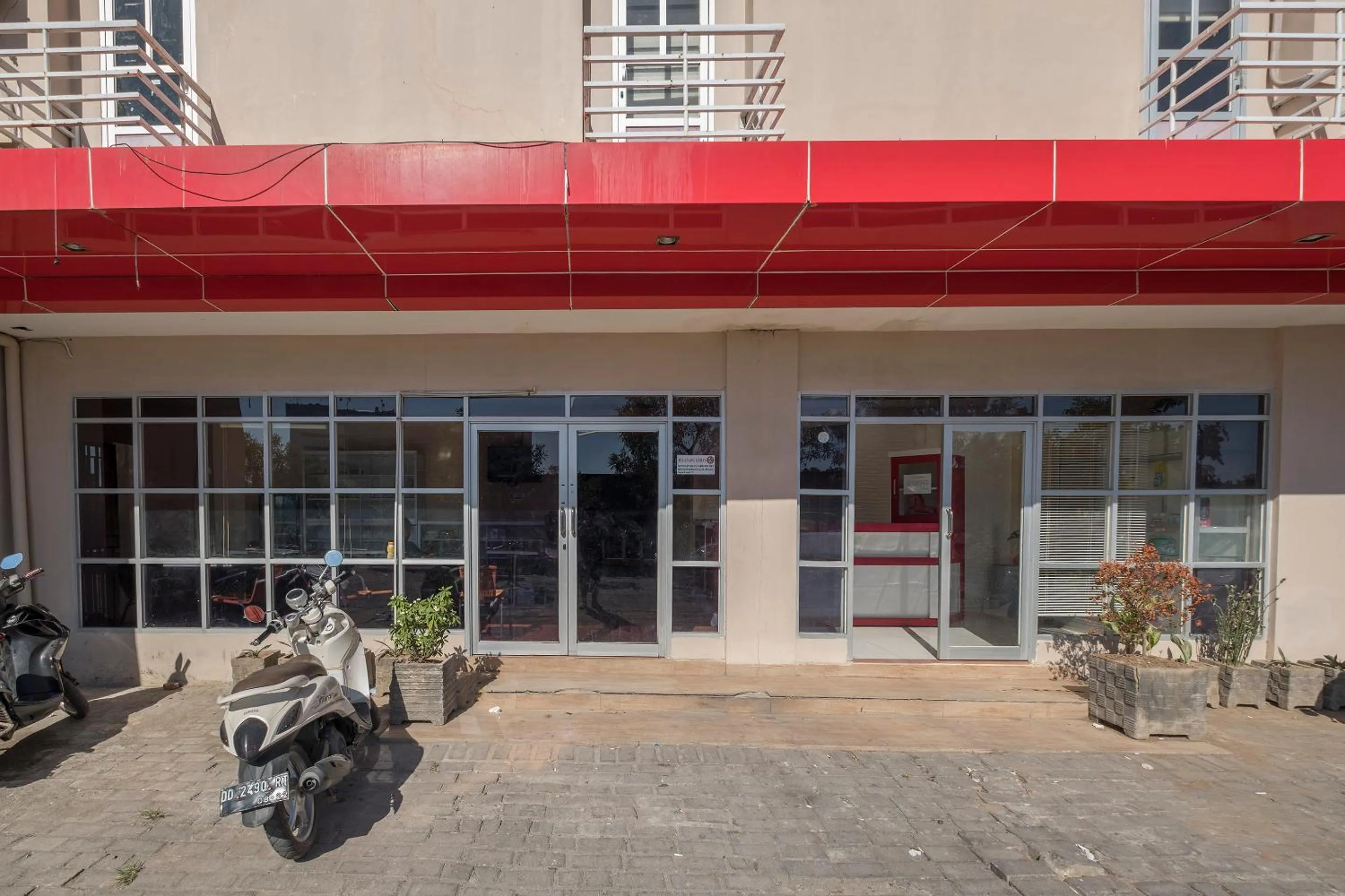 Property building in RedDoorz @ Losari Area 2