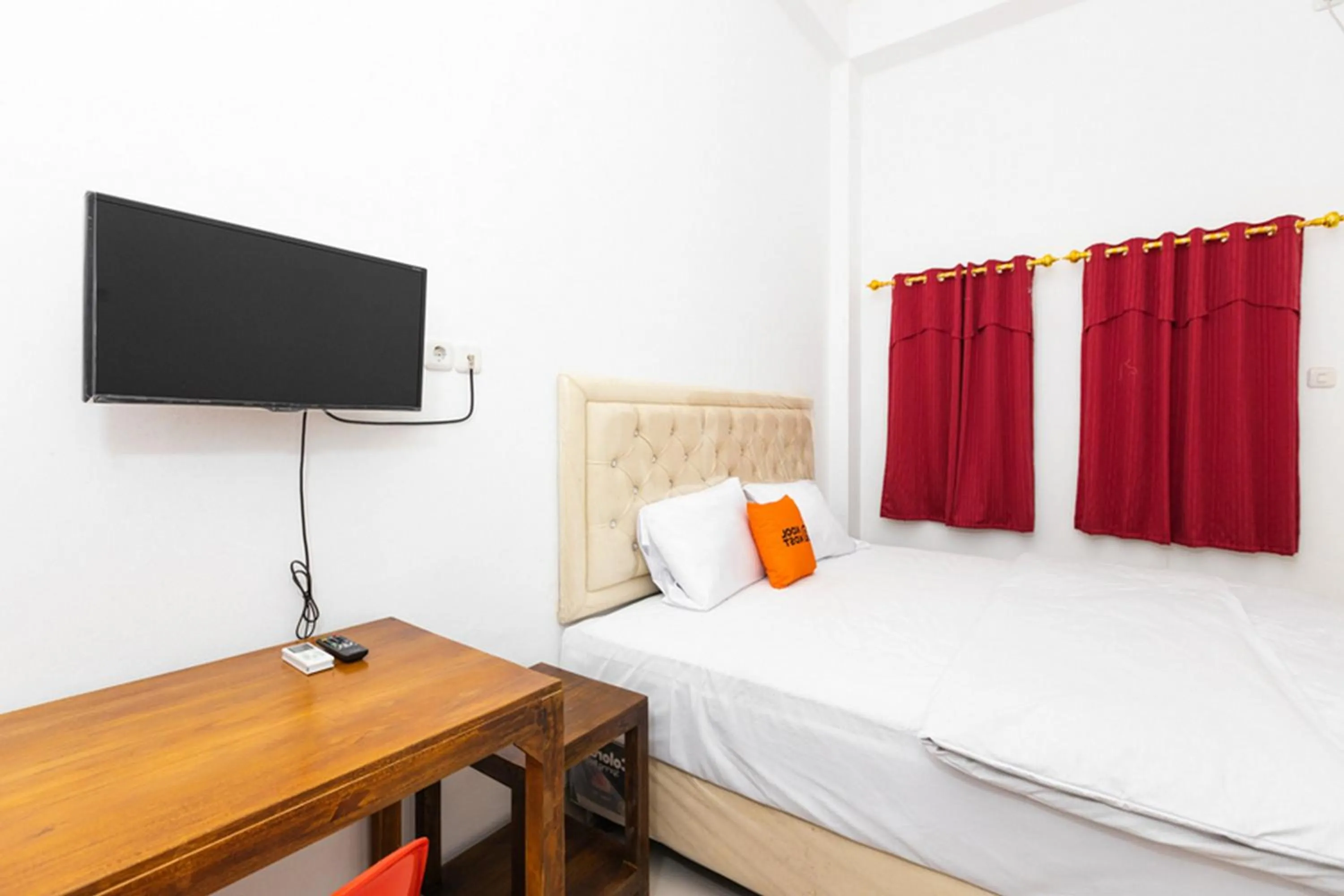 Bed in RedDoorz @ Losari Area 2