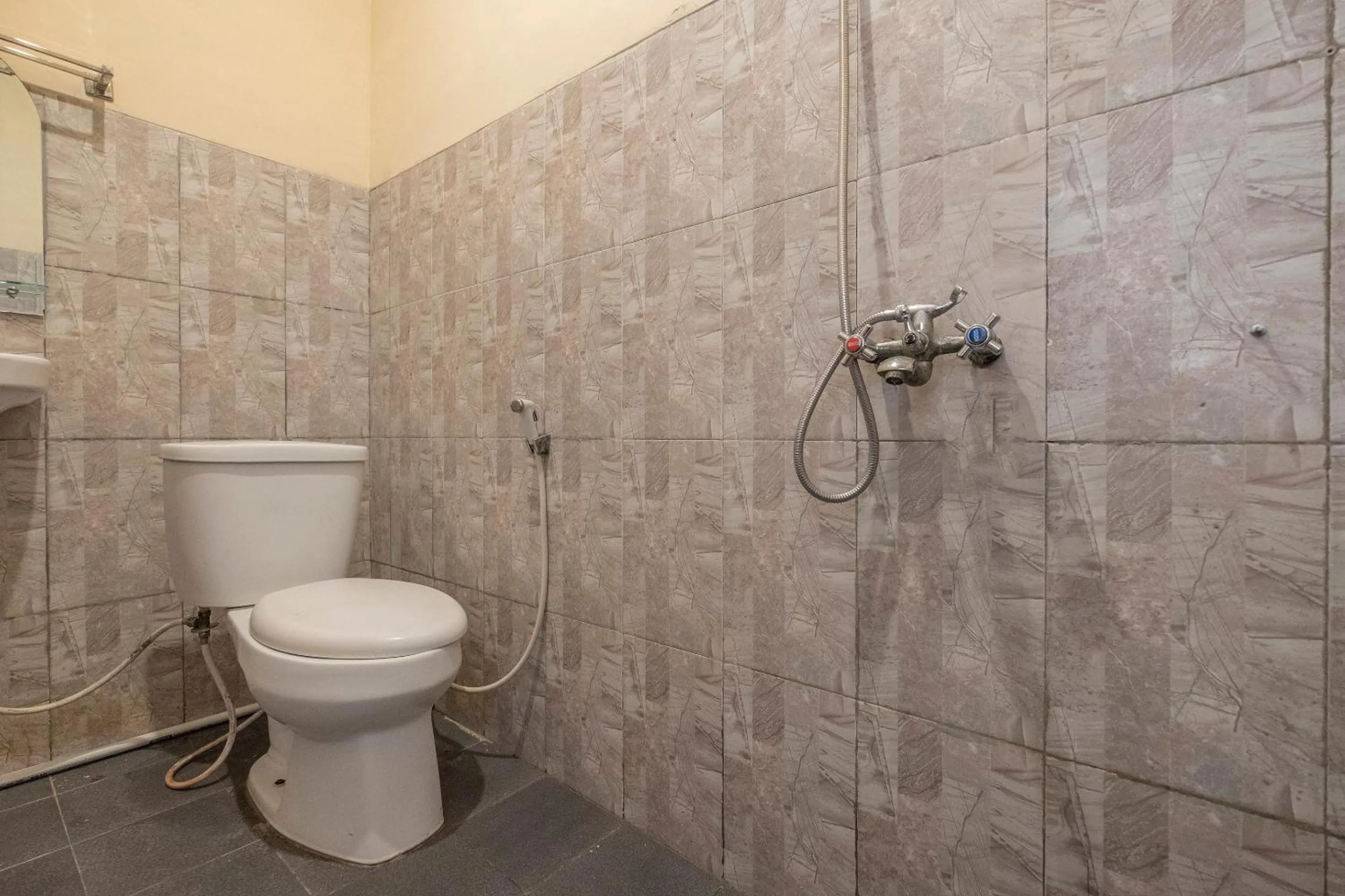 Bathroom in RedDoorz @ Losari Area 2